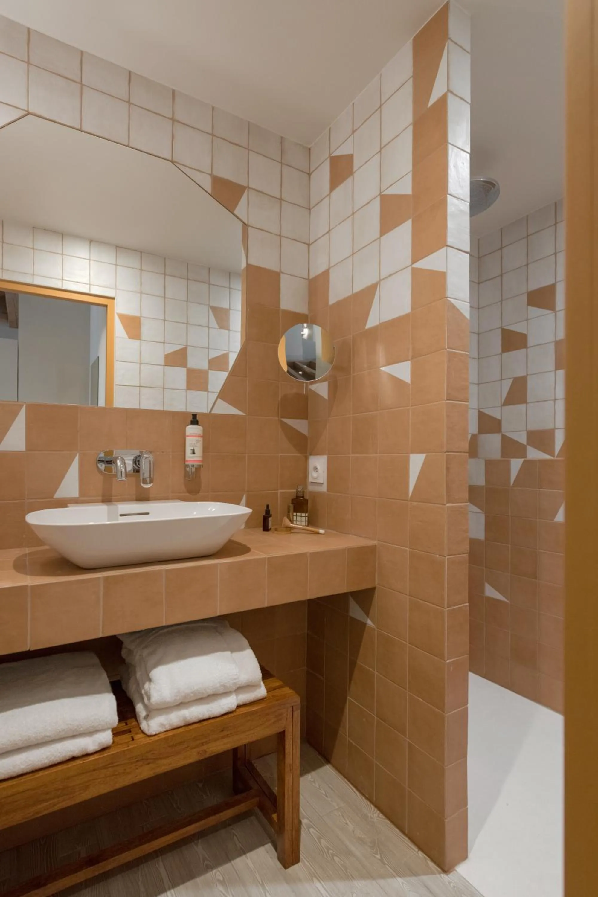 Shower in Académie Hôtel Lyon