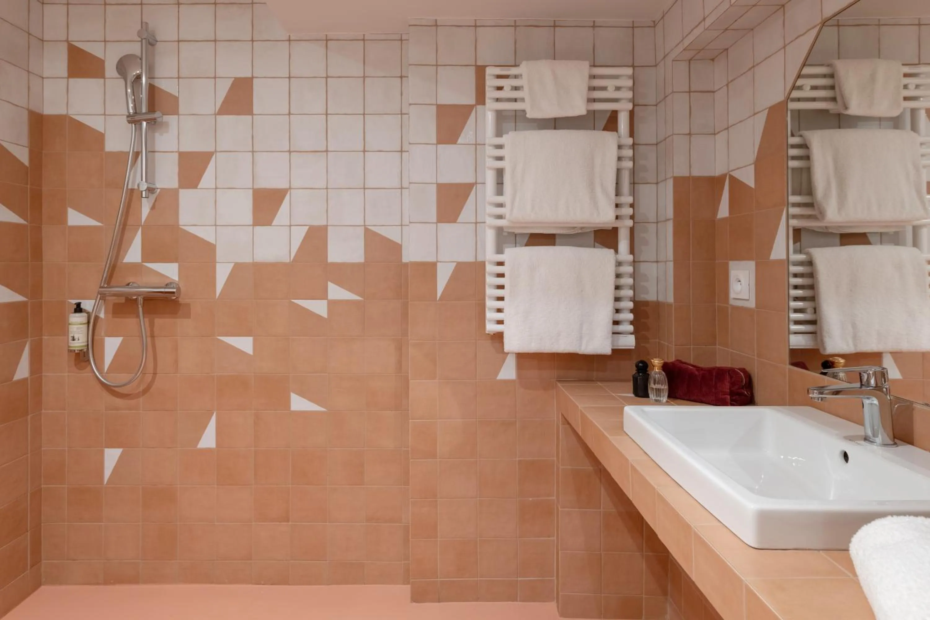 Shower in Académie Hôtel Lyon