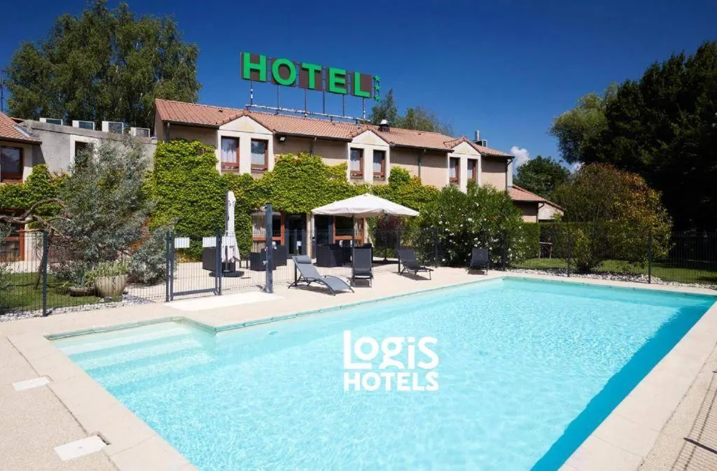 Property building in Hôtel des Trois Massifs