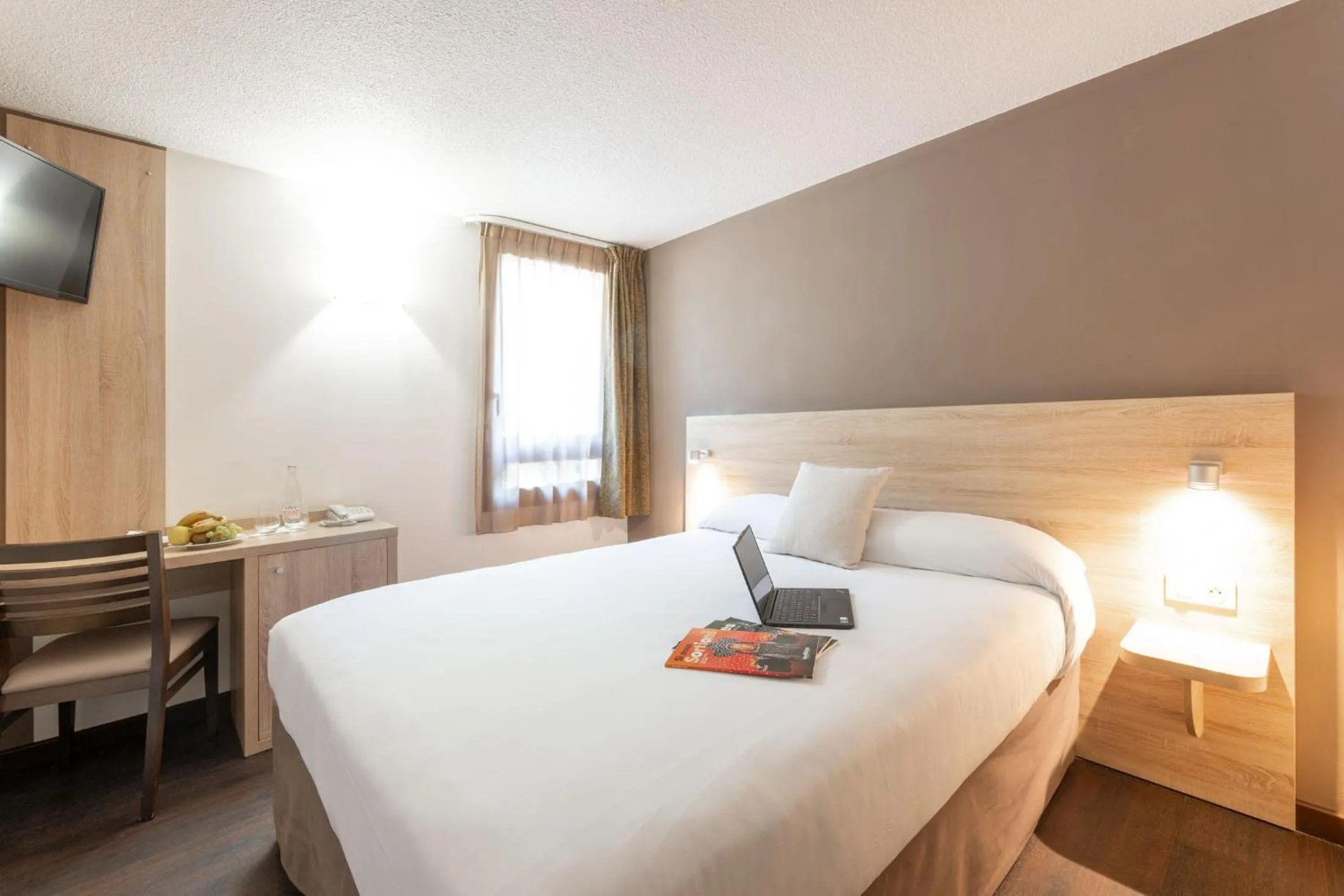 Property building, Bed in Hôtel des Trois Massifs