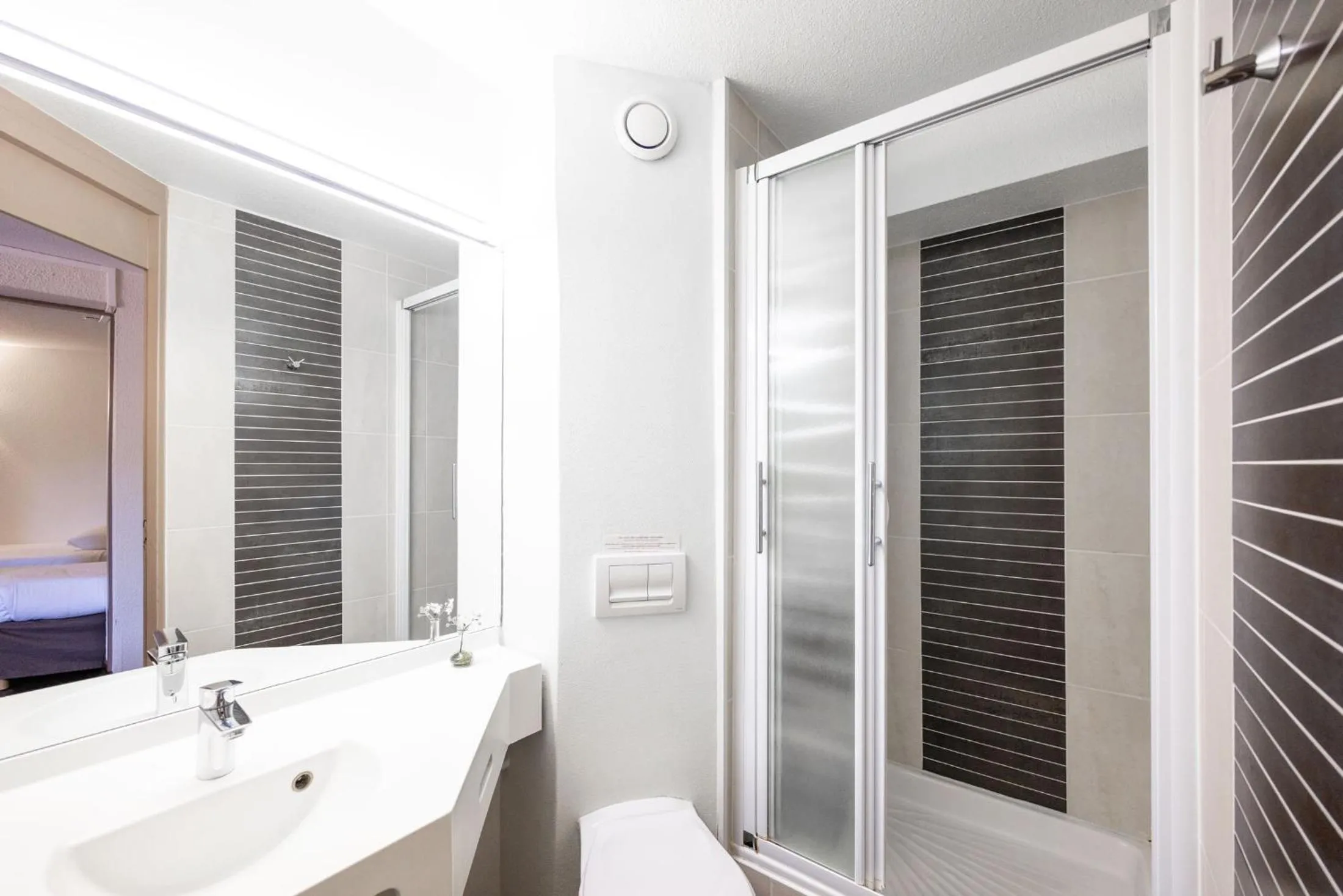 Shower in Hôtel des Trois Massifs