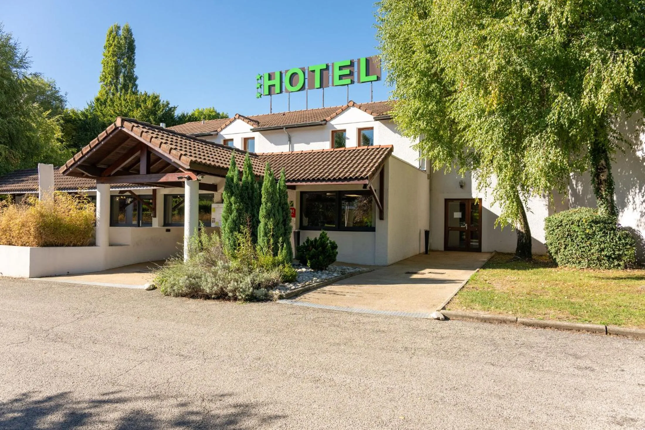 Property building in Hôtel des Trois Massifs