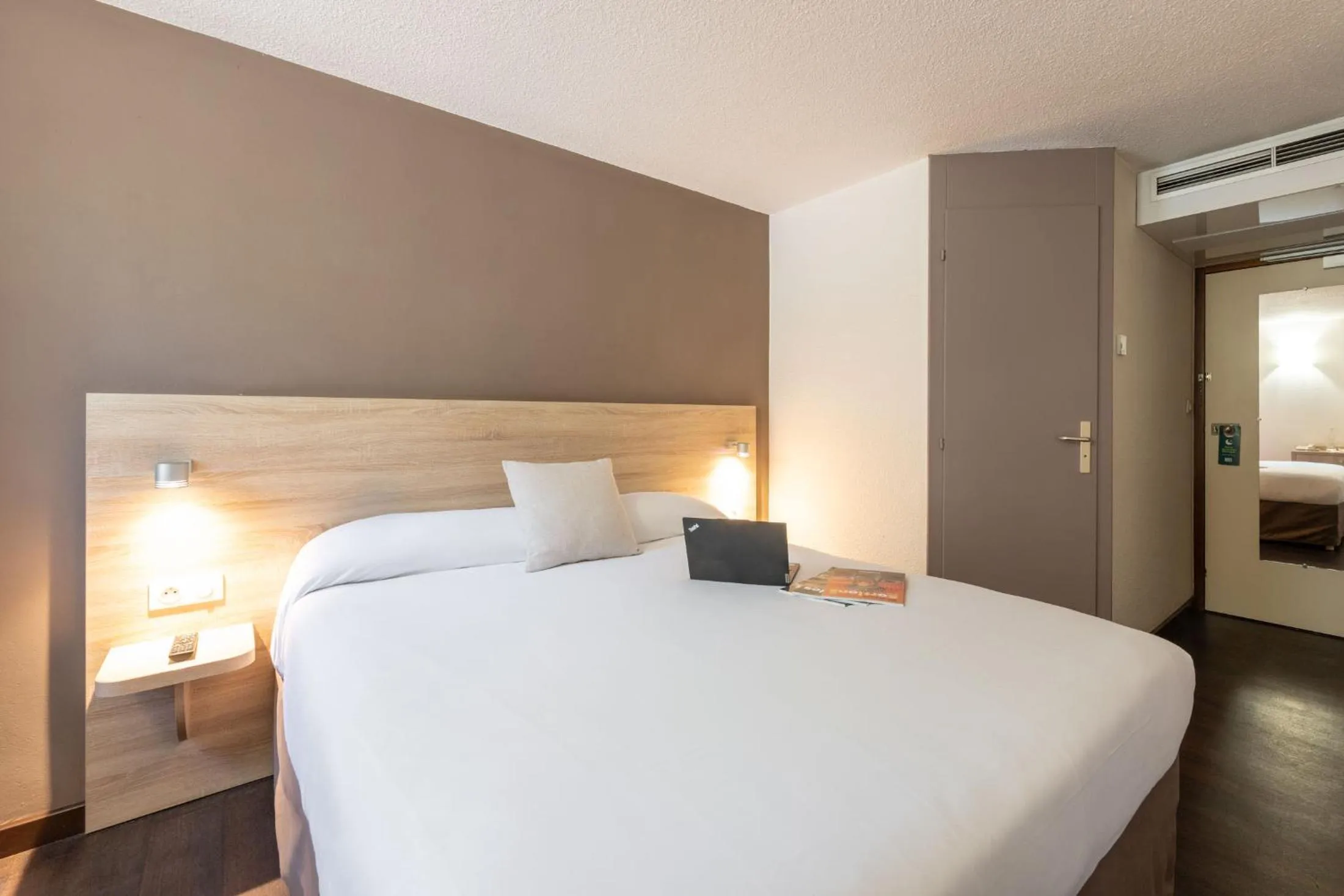 Property building, Bed in Hôtel des Trois Massifs