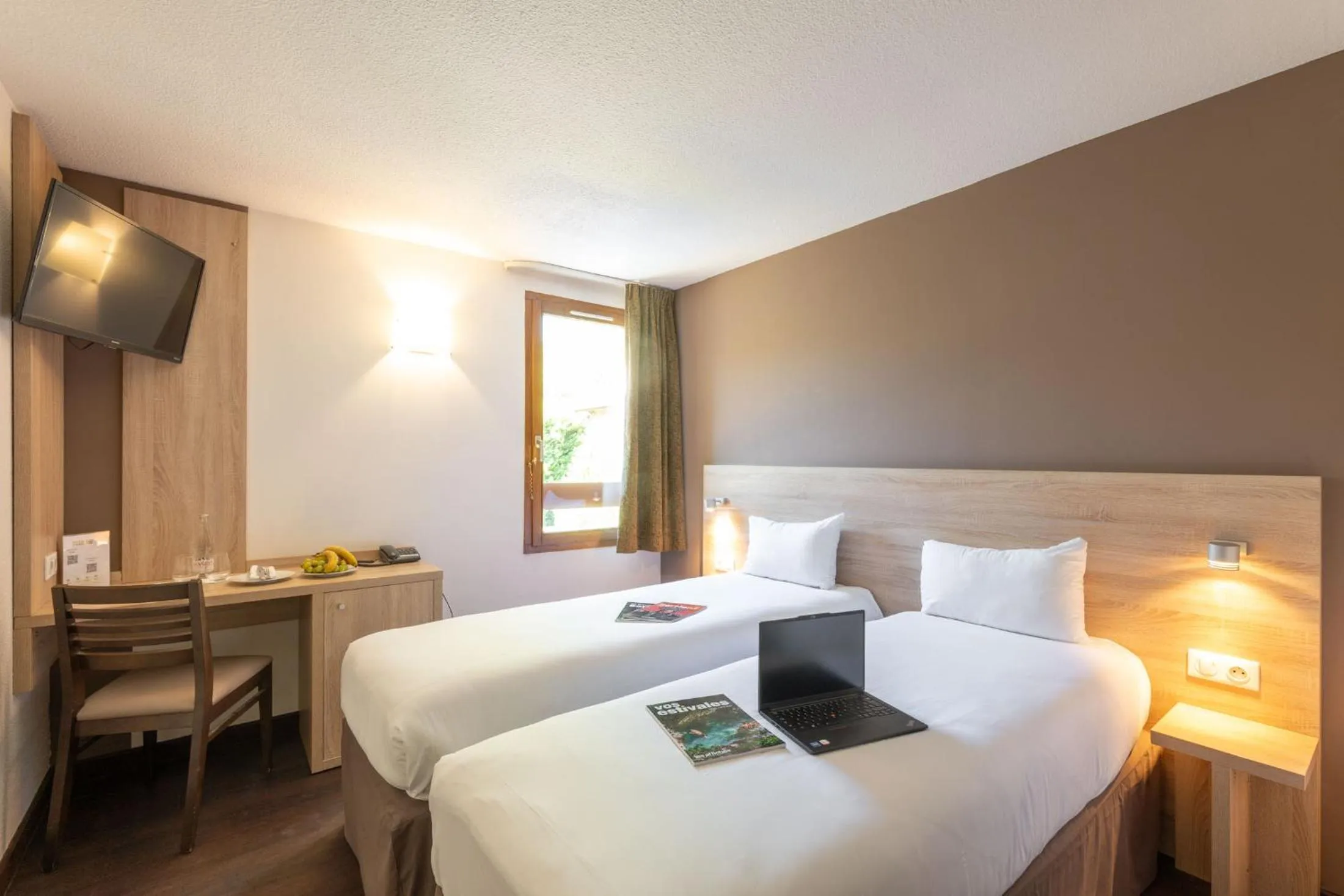 Bedroom, Bed in Hôtel des Trois Massifs