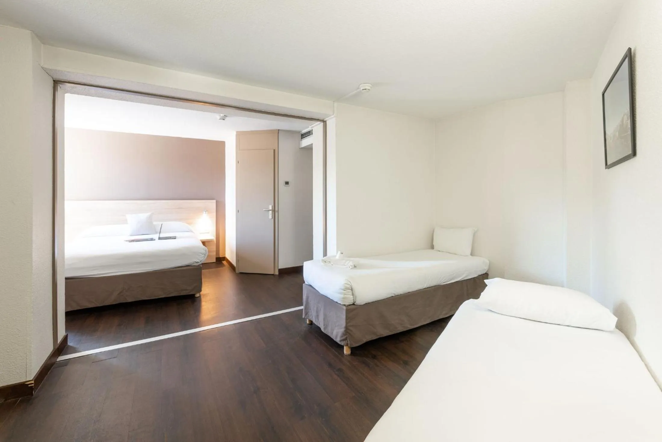 Property building, Bed in Hôtel des Trois Massifs