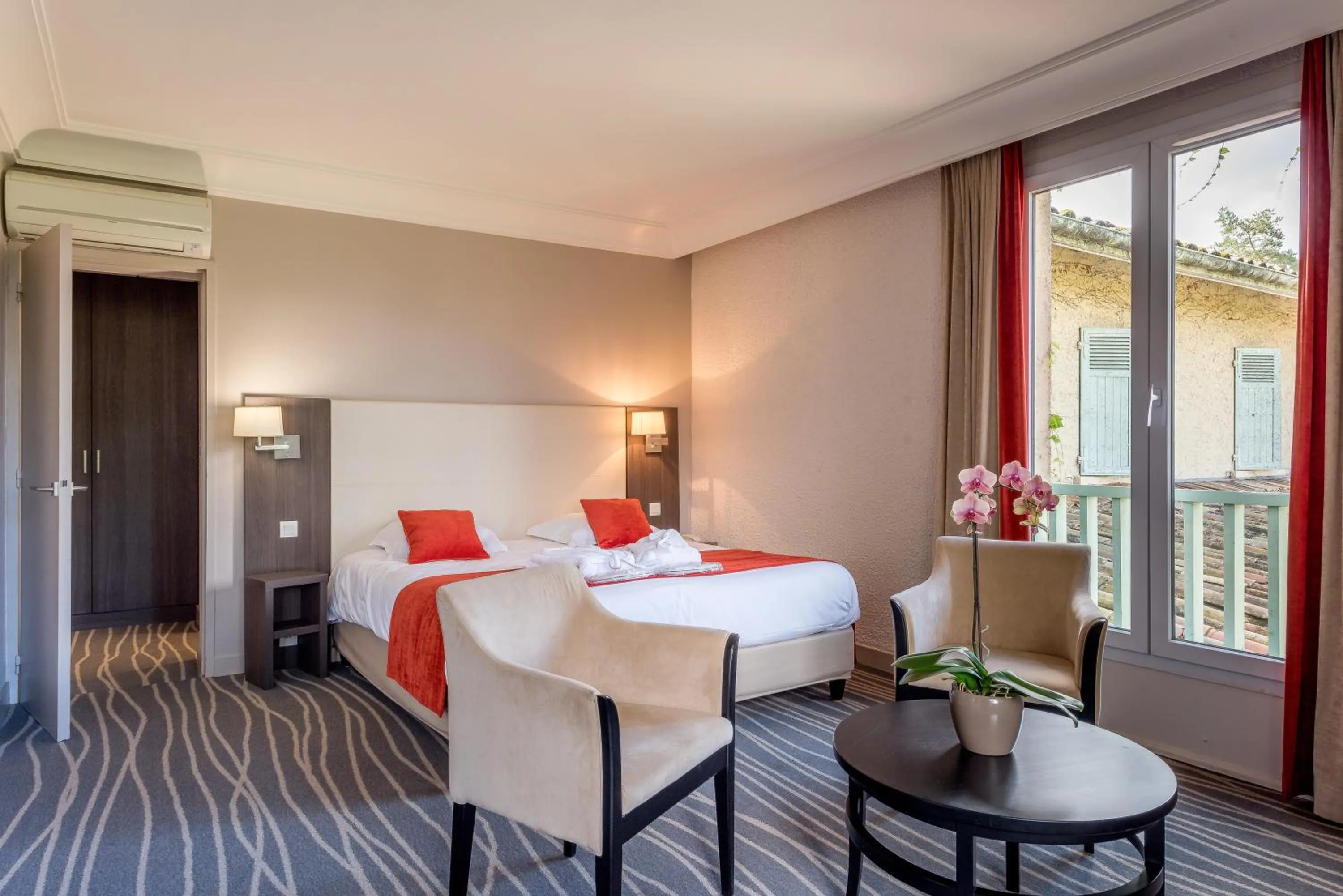 Living room, Bed in Logis Hôtels- Hôtel et Restaurant Domaine de Fompeyre