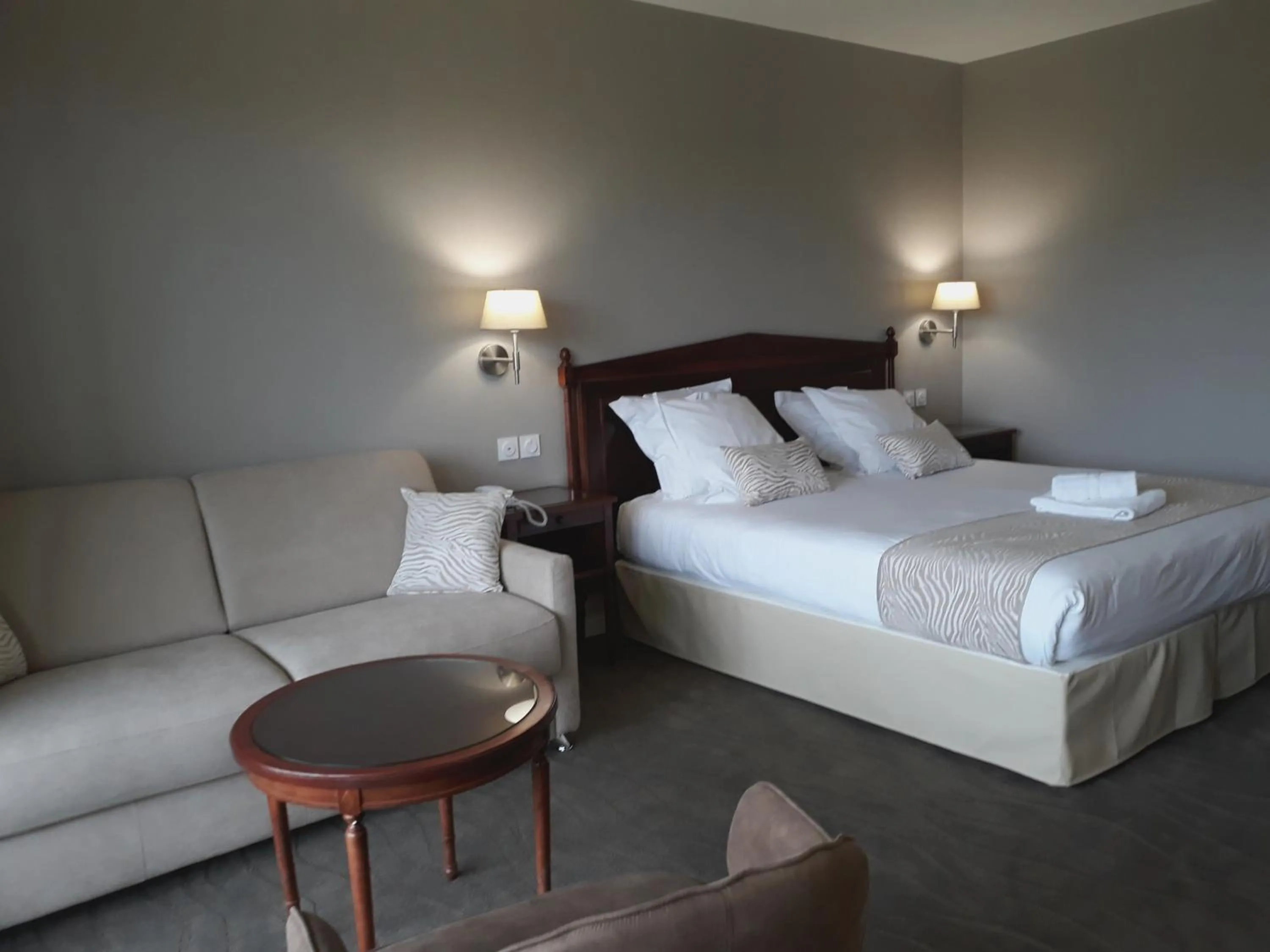 Photo of the whole room, Bed in Logis Hôtels- Hôtel et Restaurant Domaine de Fompeyre