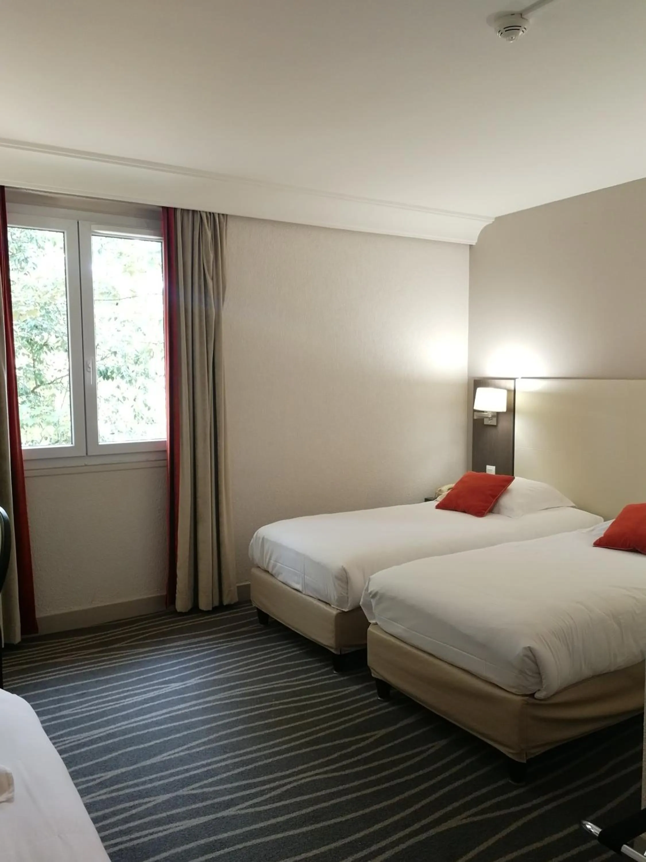 Bed in Logis Hôtels- Hôtel et Restaurant Domaine de Fompeyre