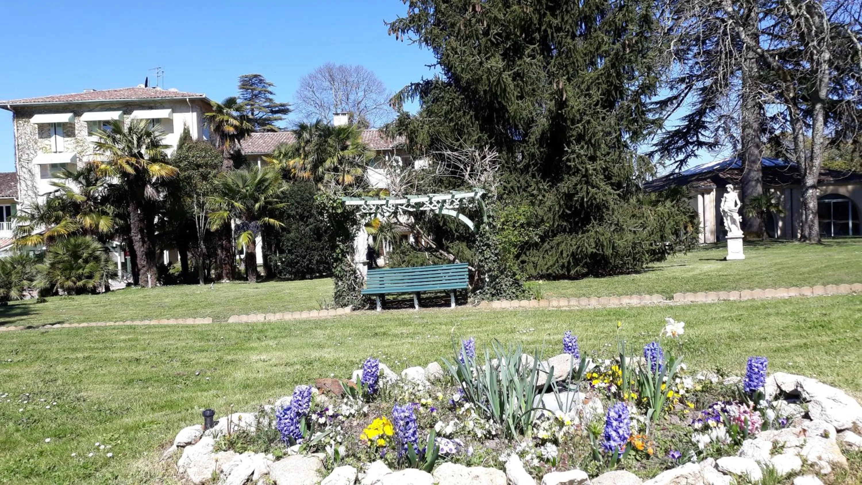 Spring in Logis Hôtels- Hôtel et Restaurant Domaine de Fompeyre