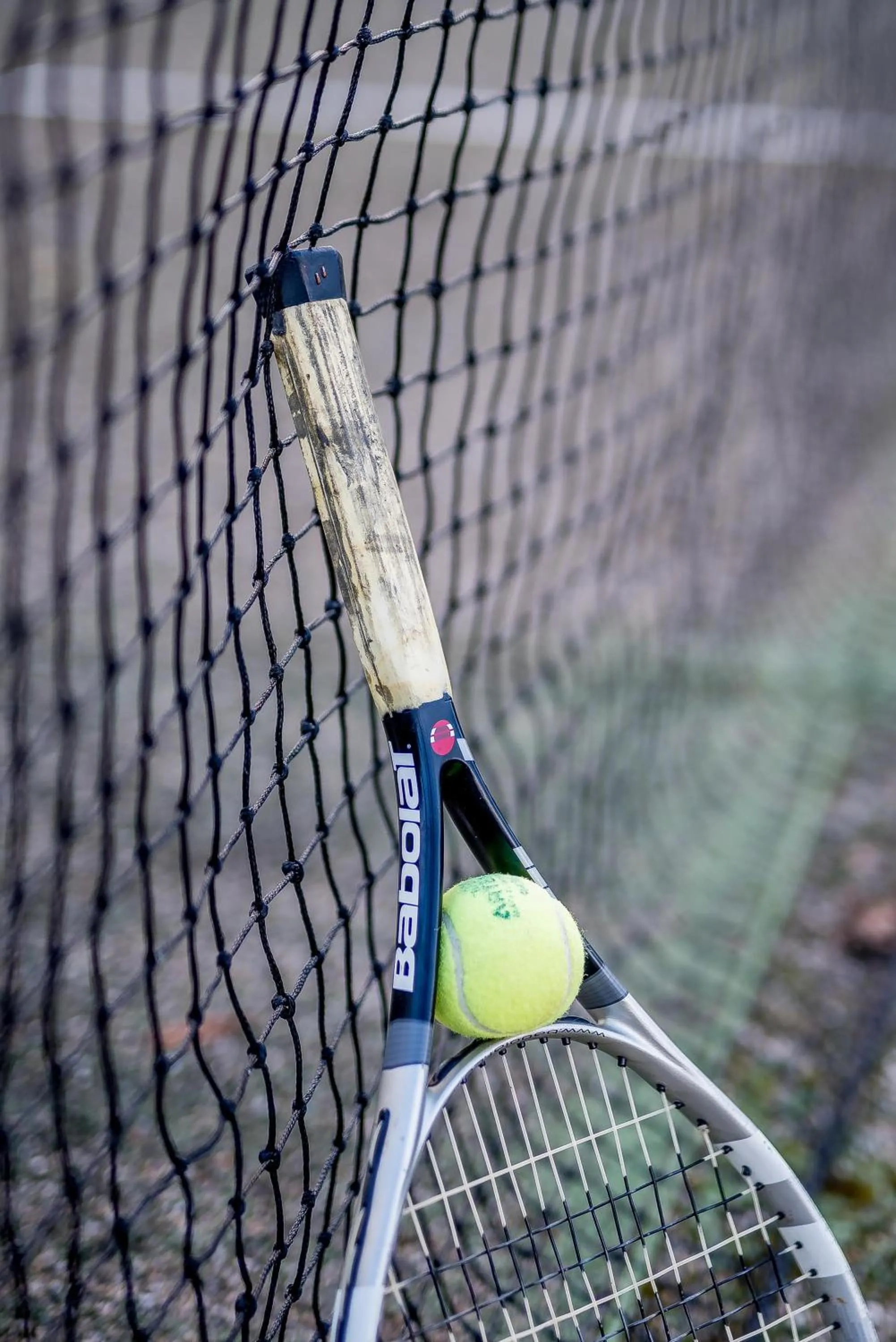 Tennis court in Logis Hôtels- Hôtel et Restaurant Domaine de Fompeyre
