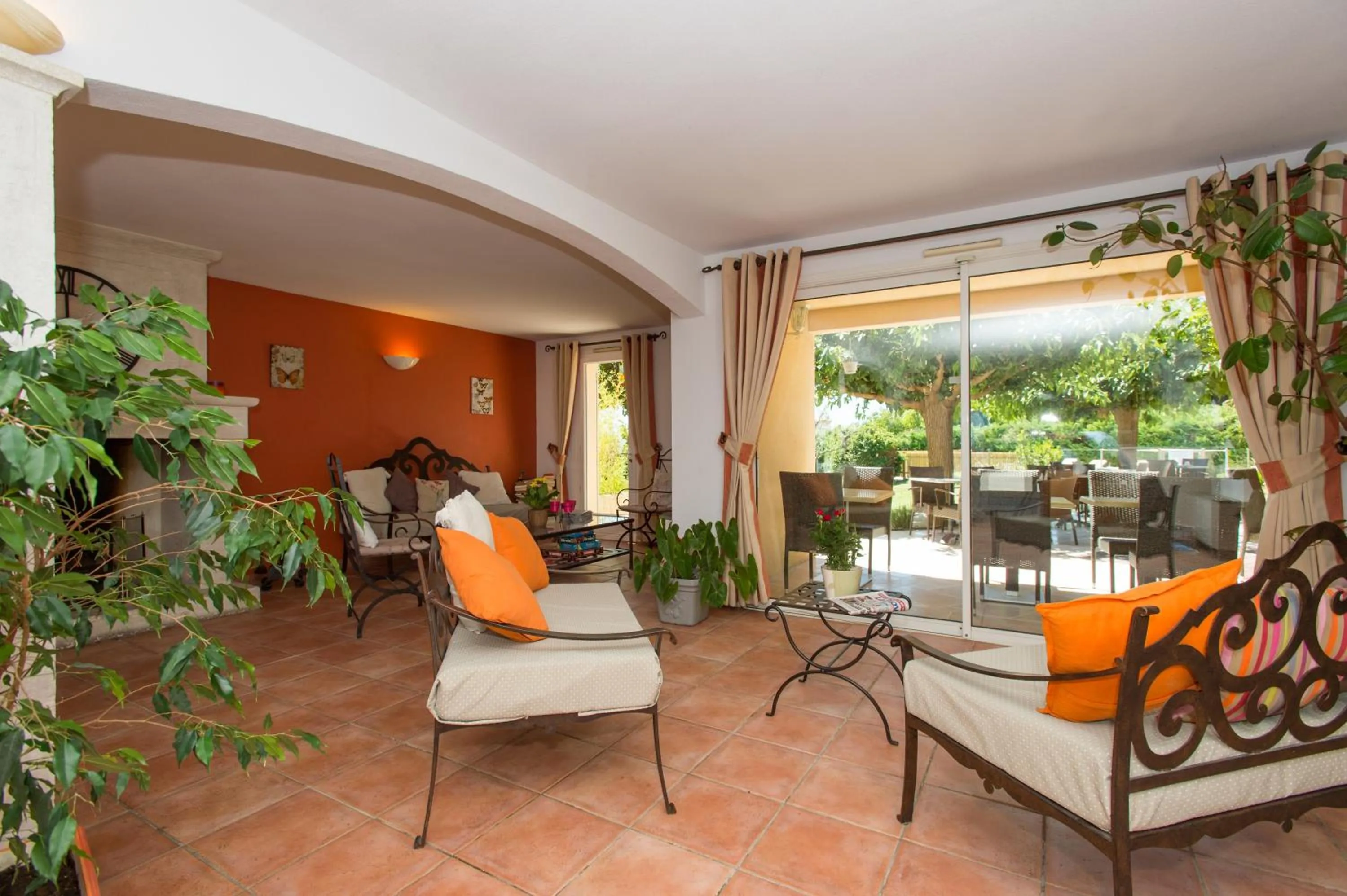 Communal lounge/ TV room in Best Western Hôtel Aurélia