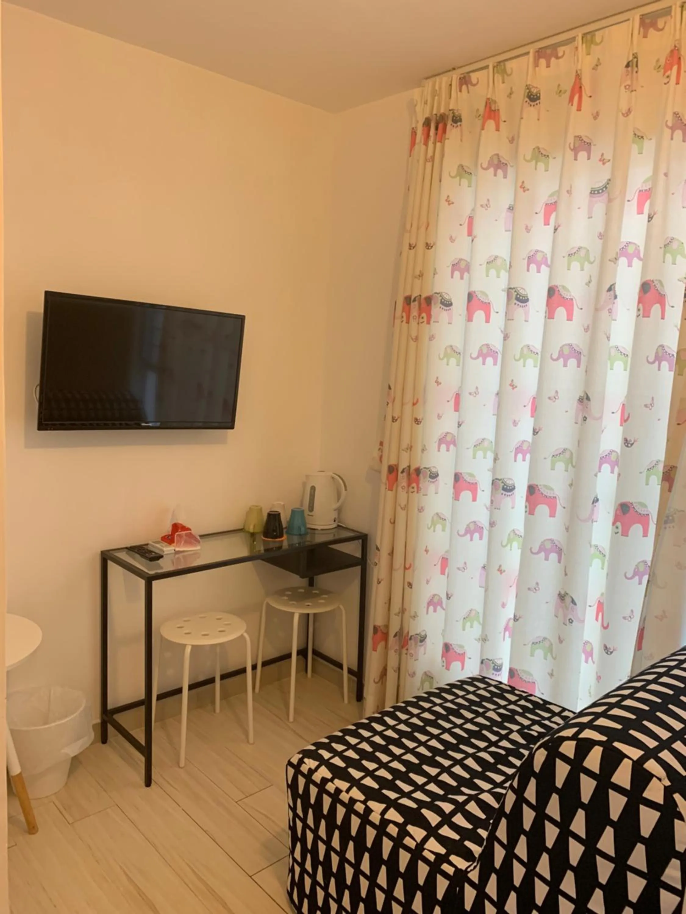 TV and multimedia, Bed in City Oasis Guesthouse