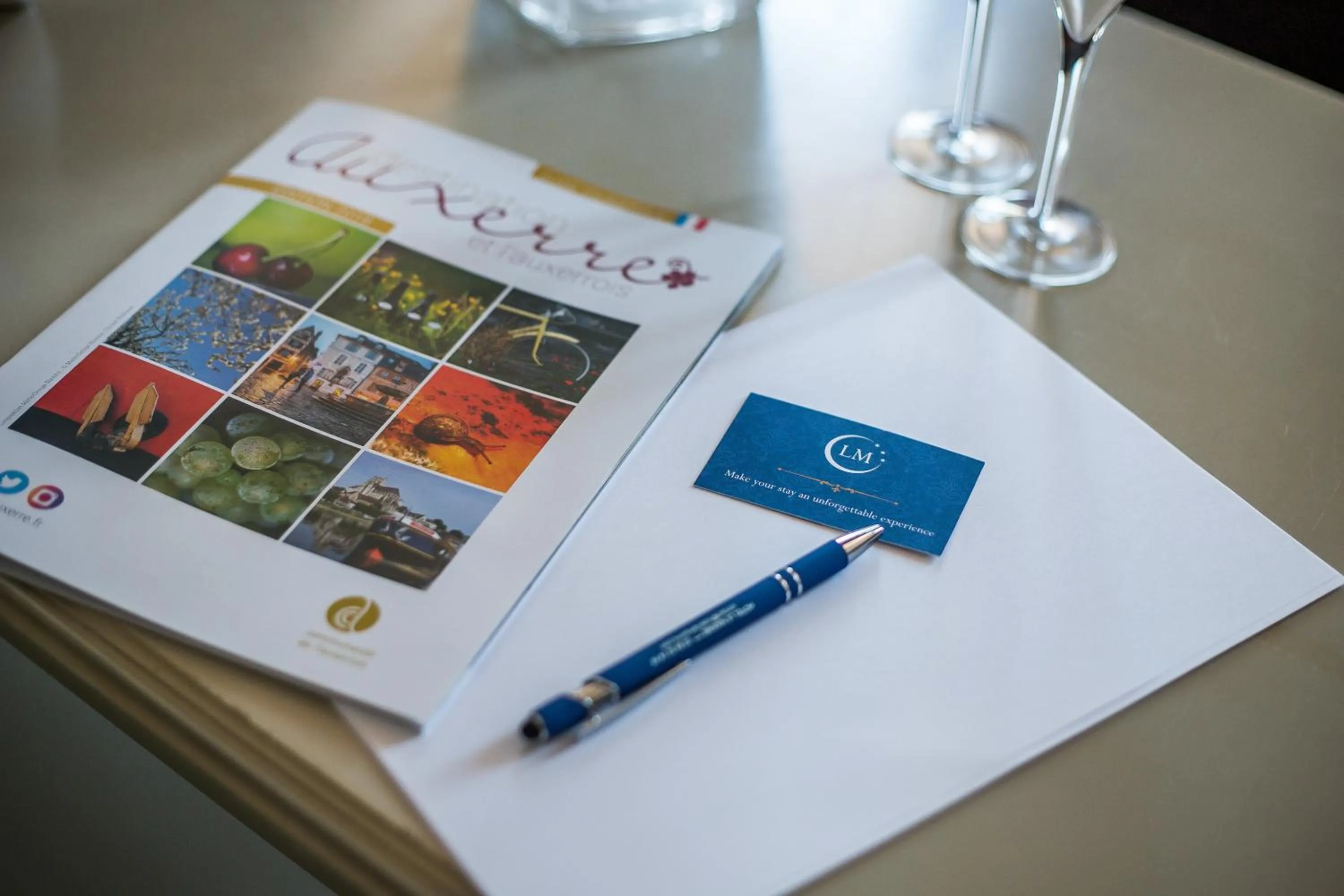 Text overlay in Hôtel Le Maxime - Best Western Signature Collection