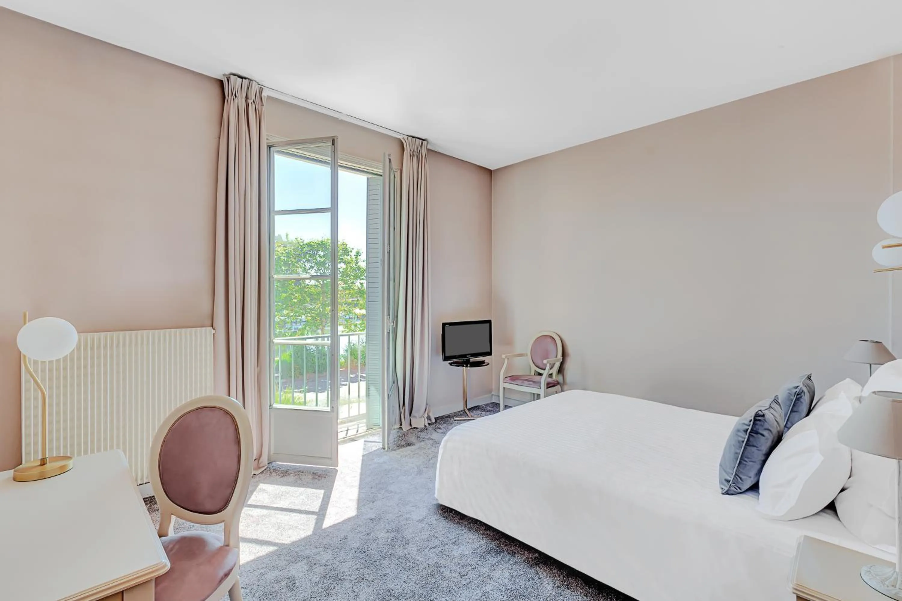 Bedroom, Bed in Hôtel Le Maxime - Best Western Signature Collection