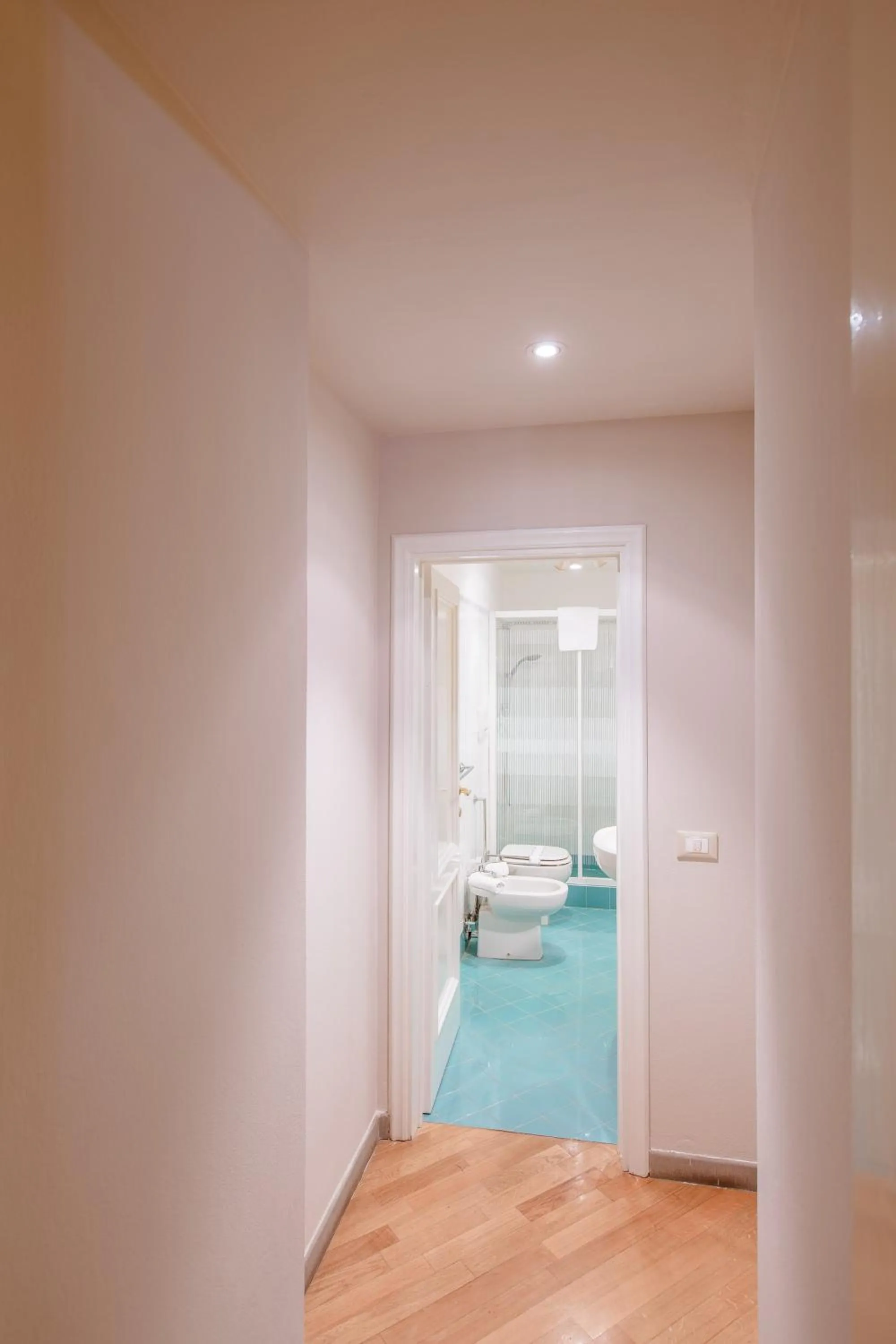 Shower, Bed in Relais Tosinghi