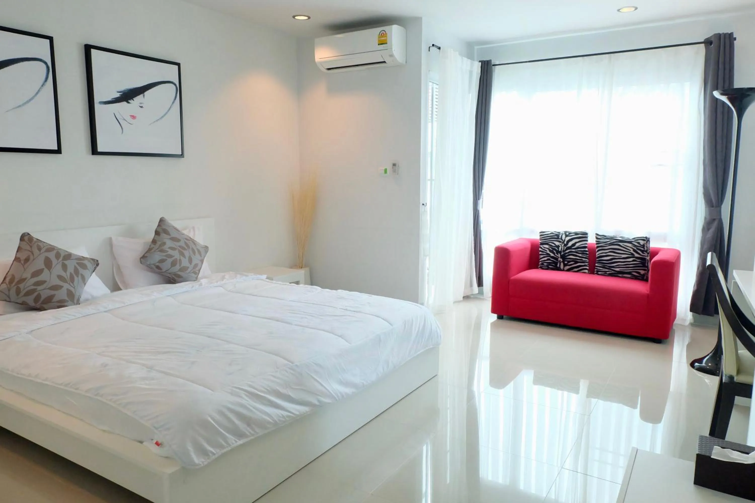 Photo of the whole room, Bed in DewyHouse