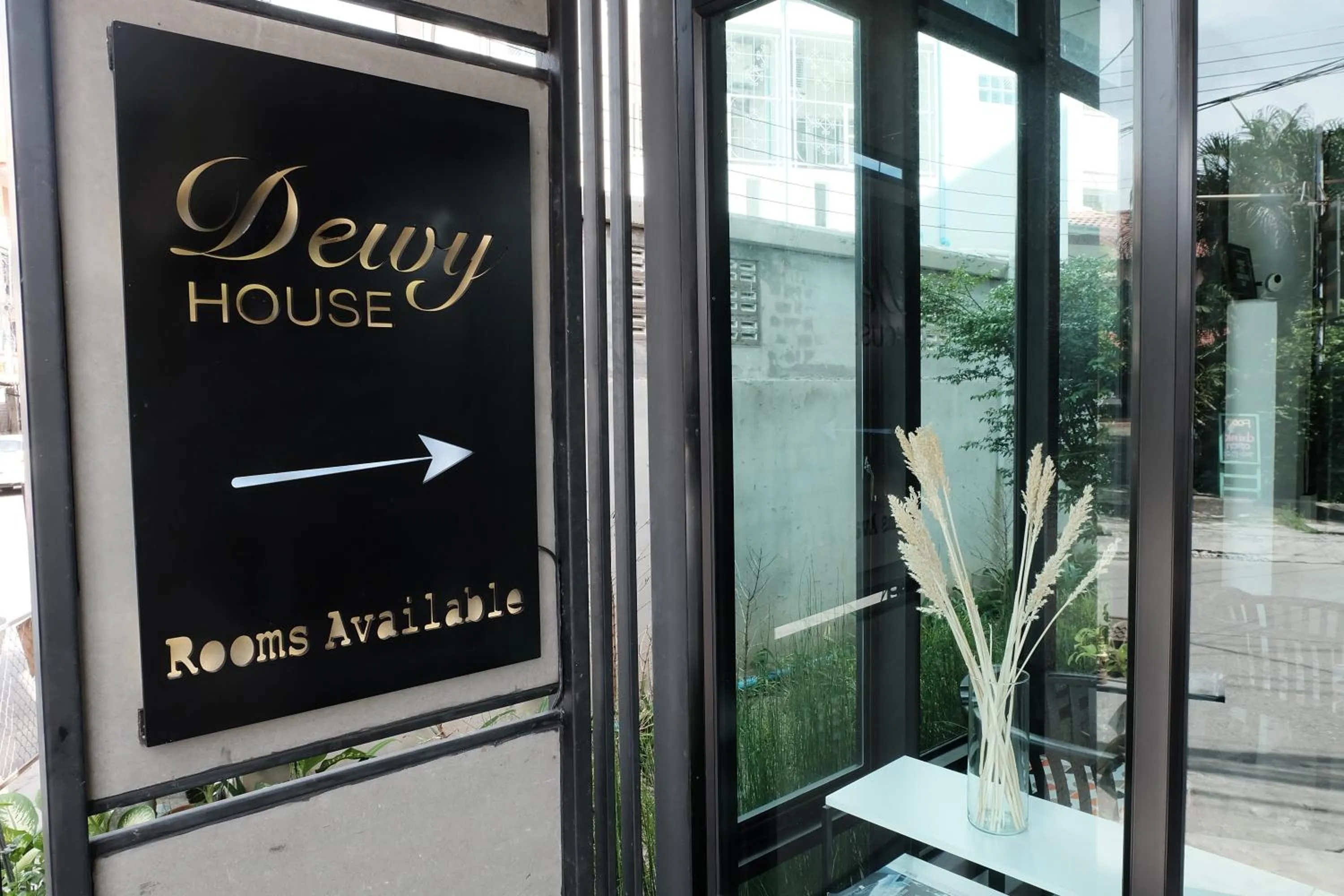 Facade/entrance in DewyHouse