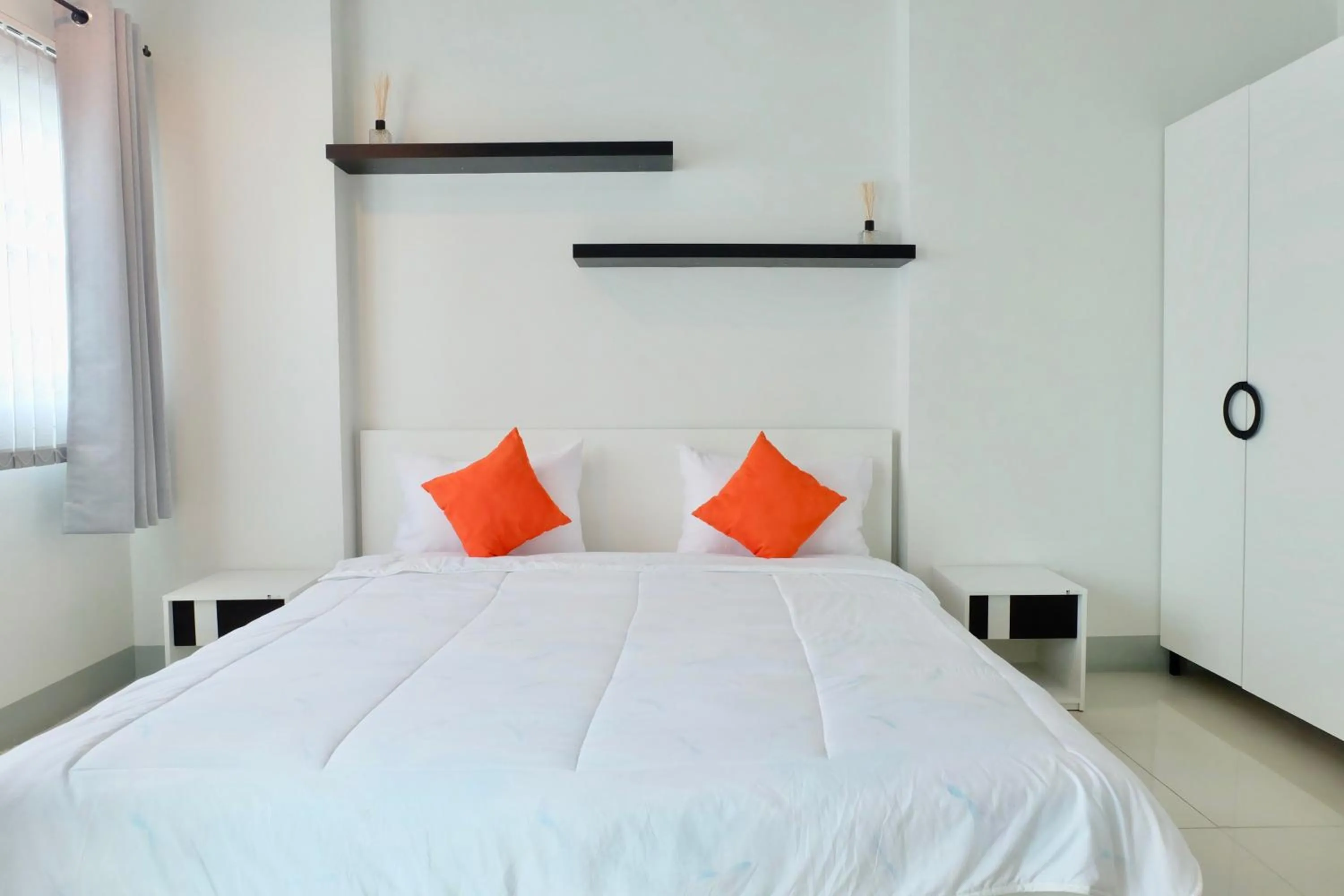 Photo of the whole room, Bed in DewyHouse