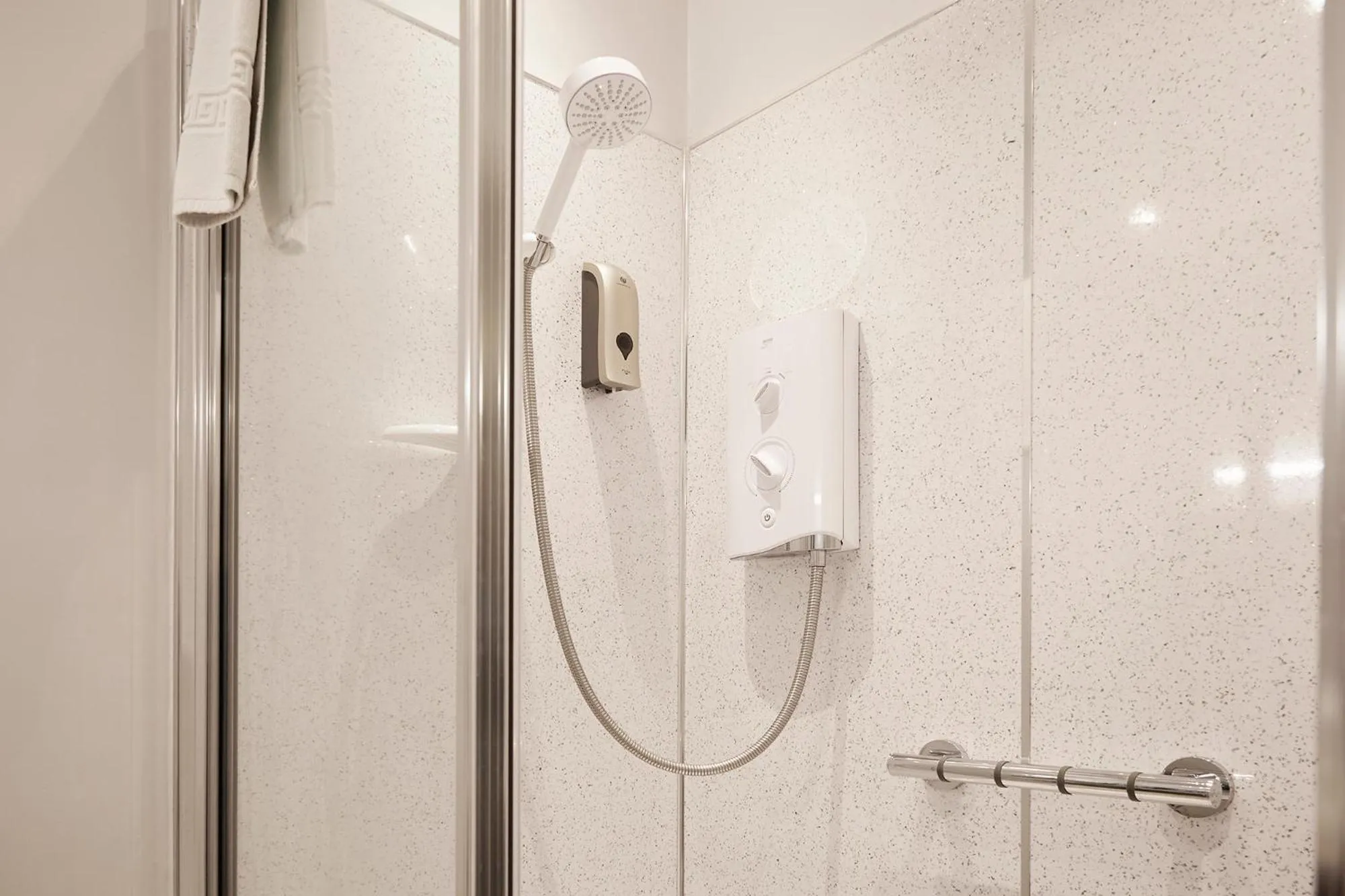 Shower in Mansion House