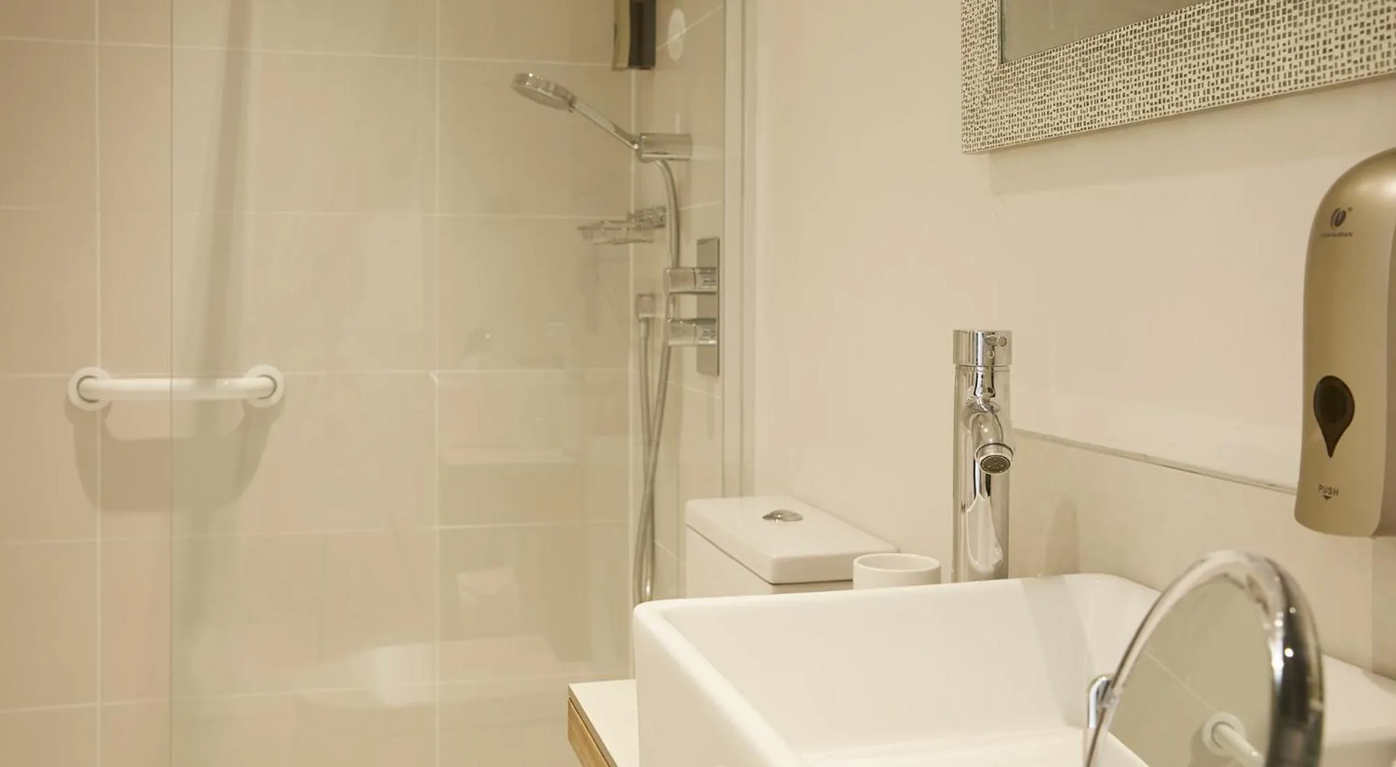 Shower in Mansion House