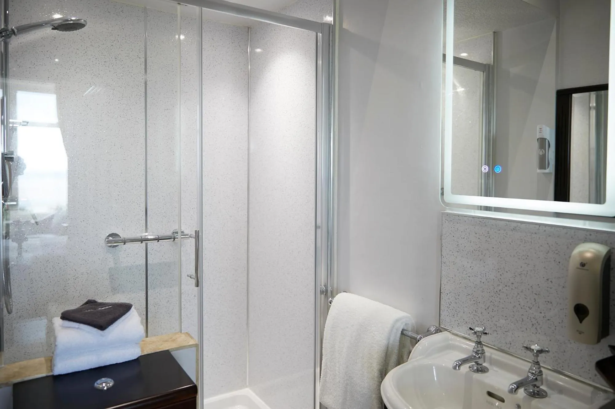 Shower in Mansion House