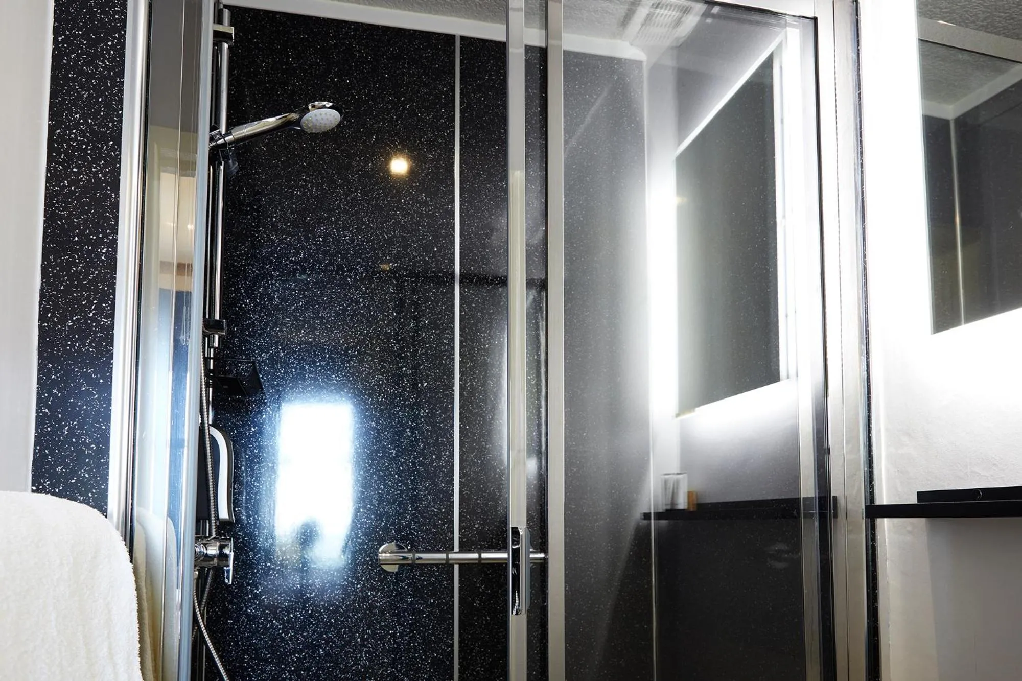 Shower in Mansion House