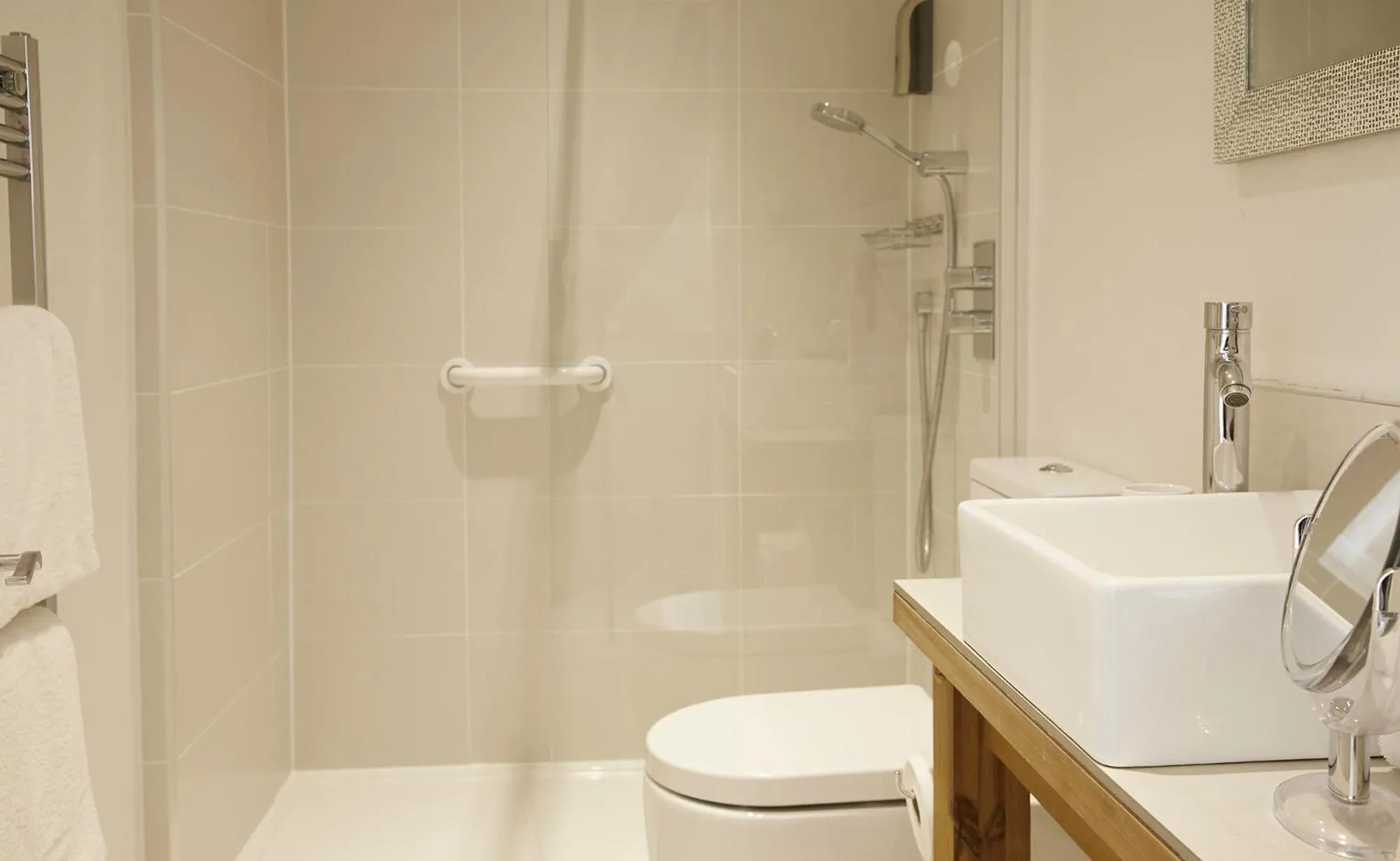 Shower in Mansion House