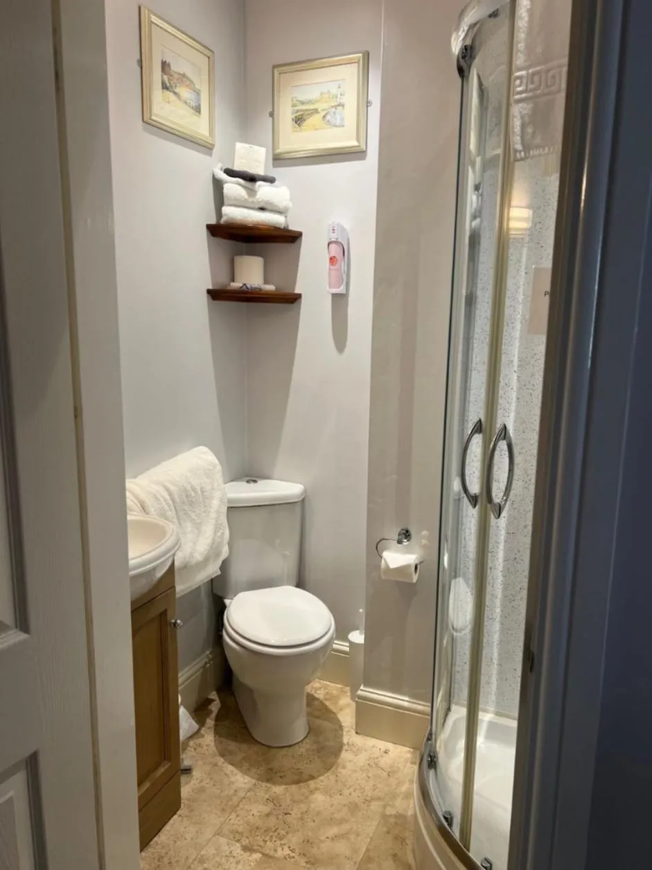 Shower in Mansion House