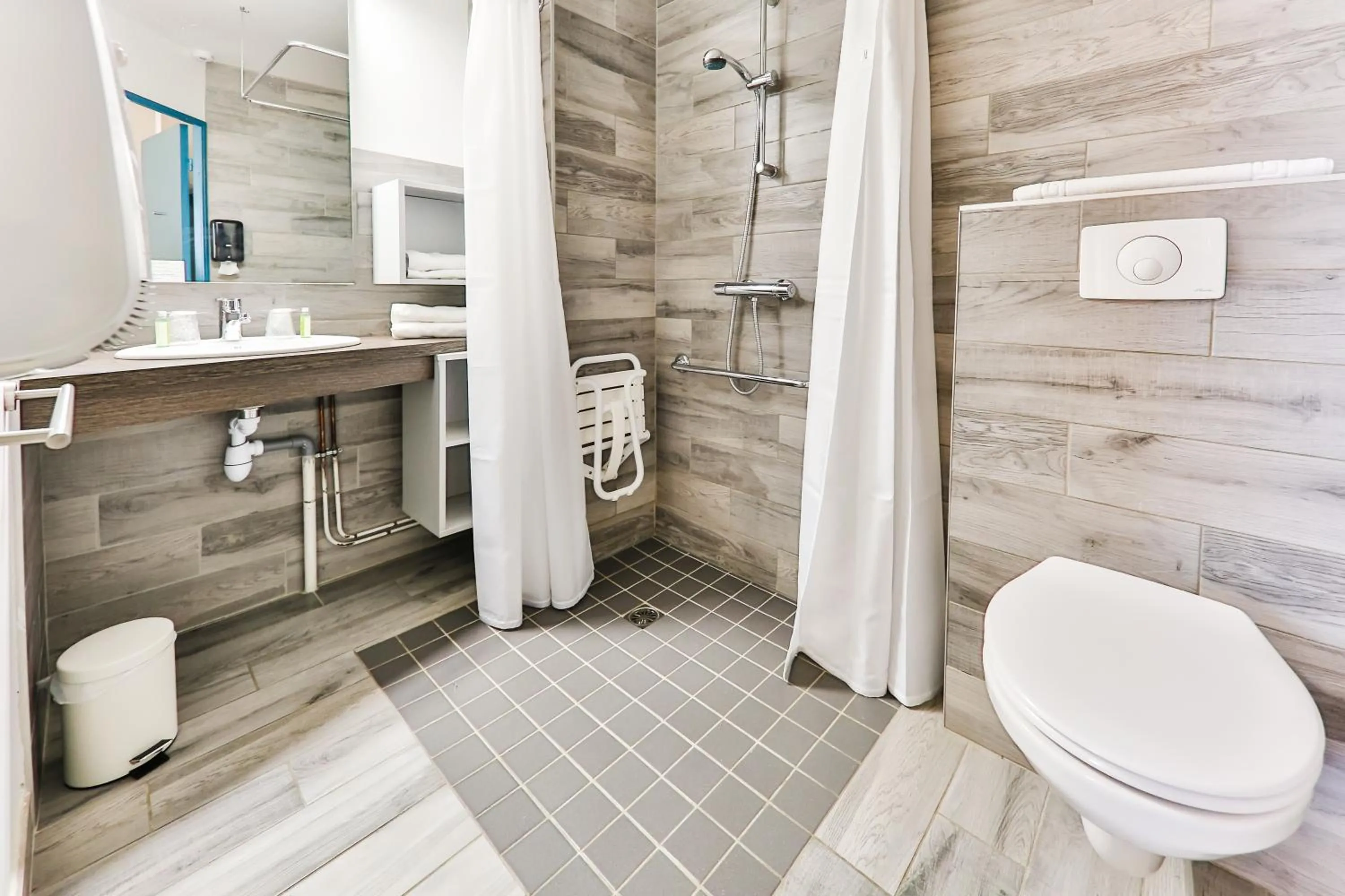 Bathroom in Hotel du Trégor