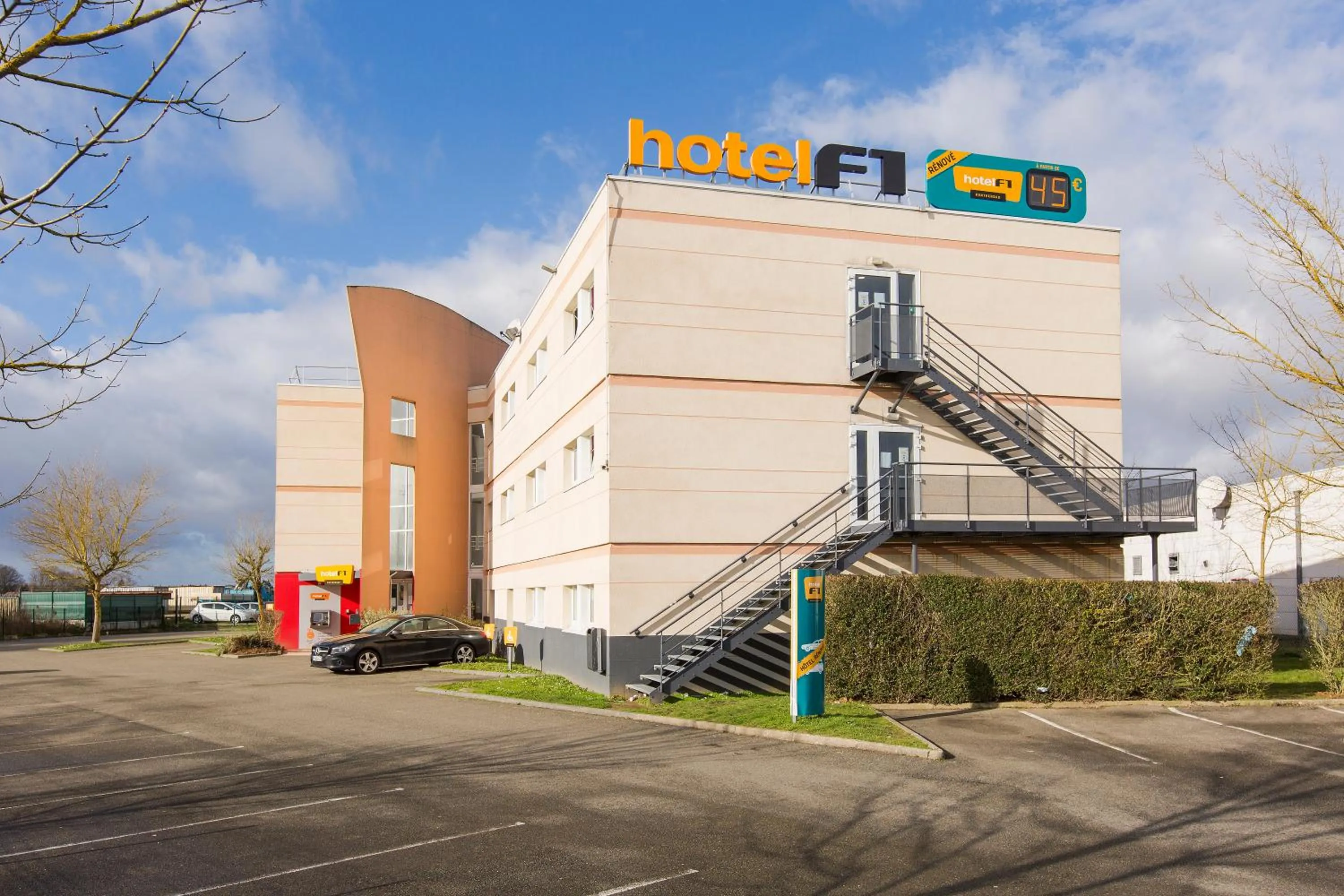 Property building in Hotel F1 Maurepas