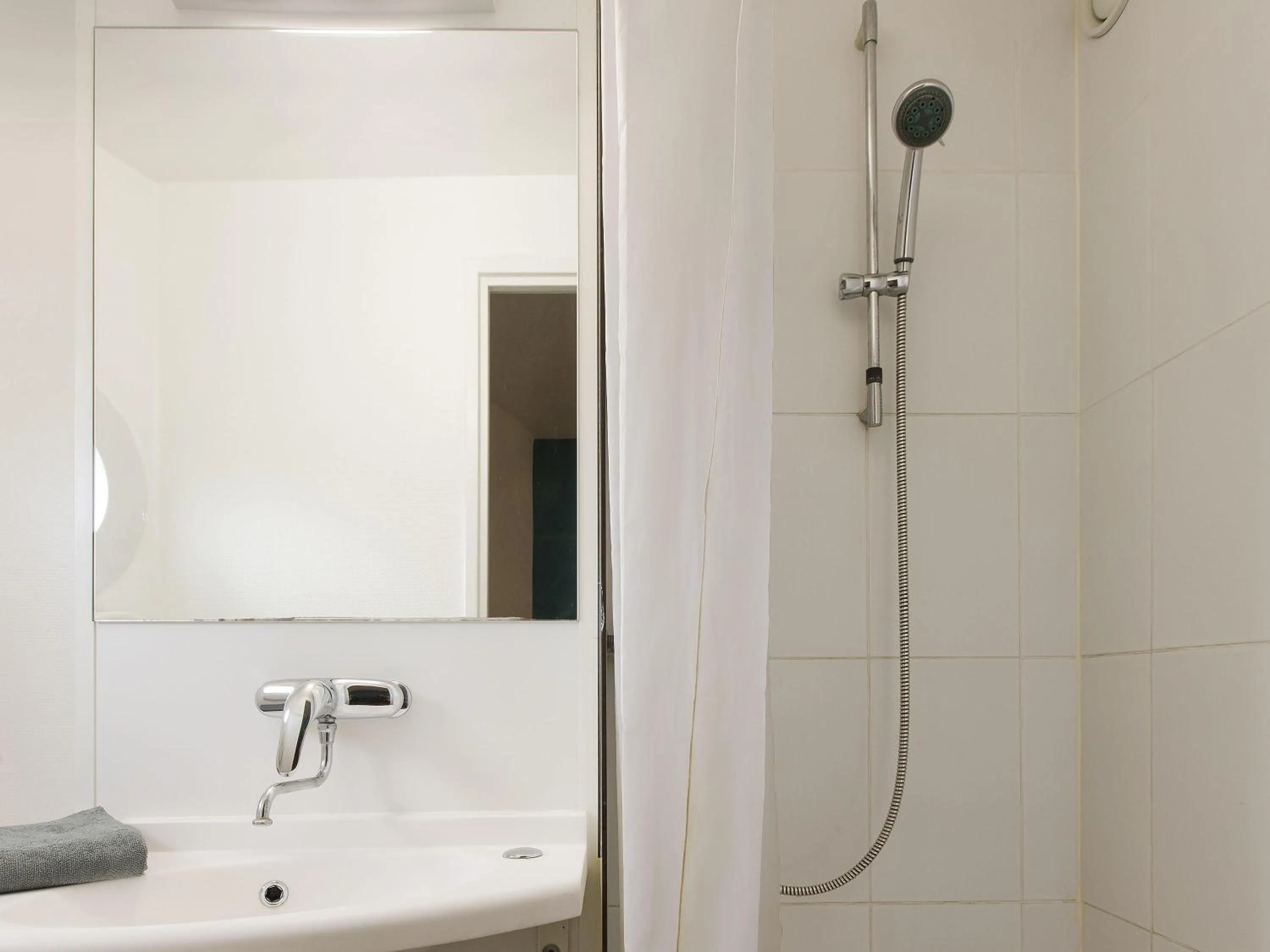 Bedroom in hotelF1 Cergy