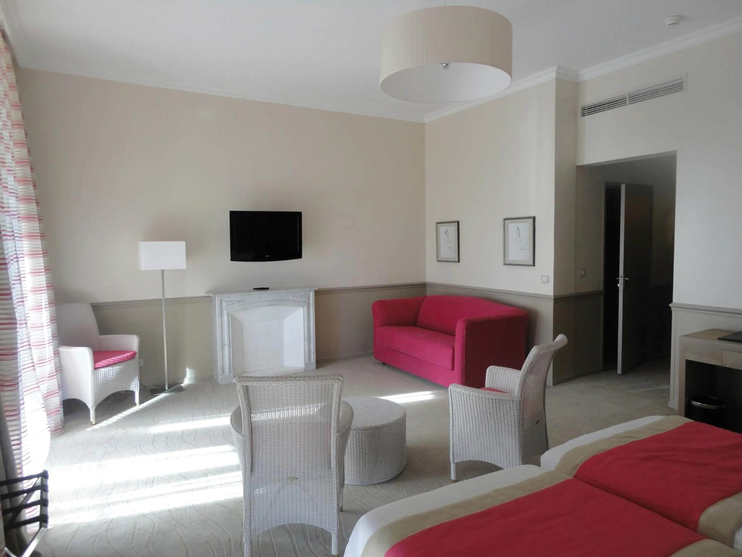 Living room, Bed in Hôtel Vacances Bleues Royal Westminster