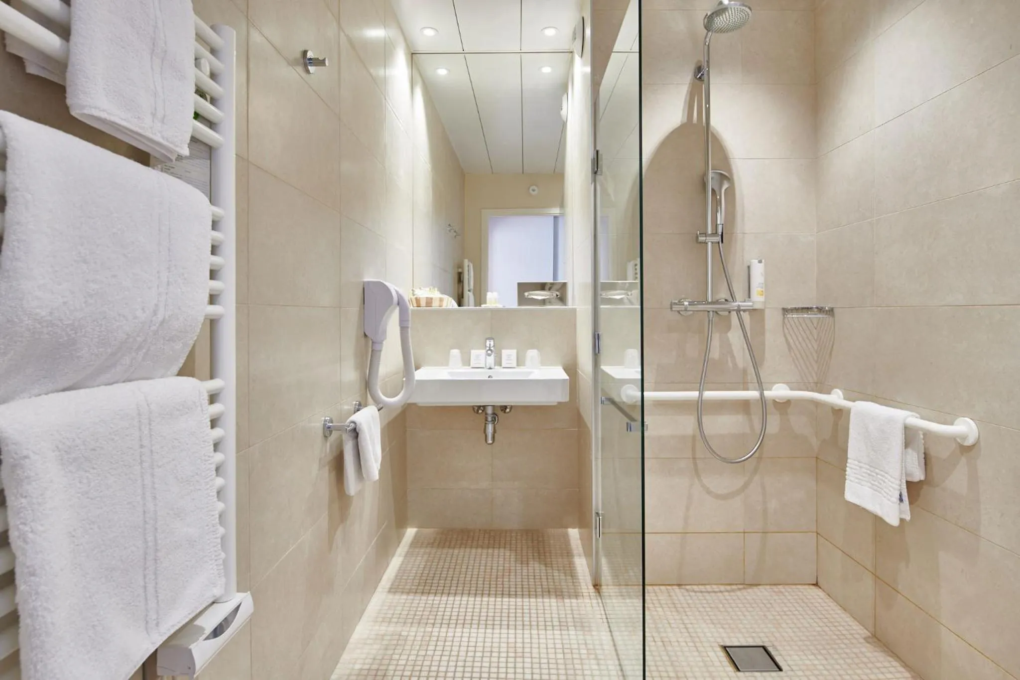 Shower in Hôtel Vacances Bleues Royal Westminster