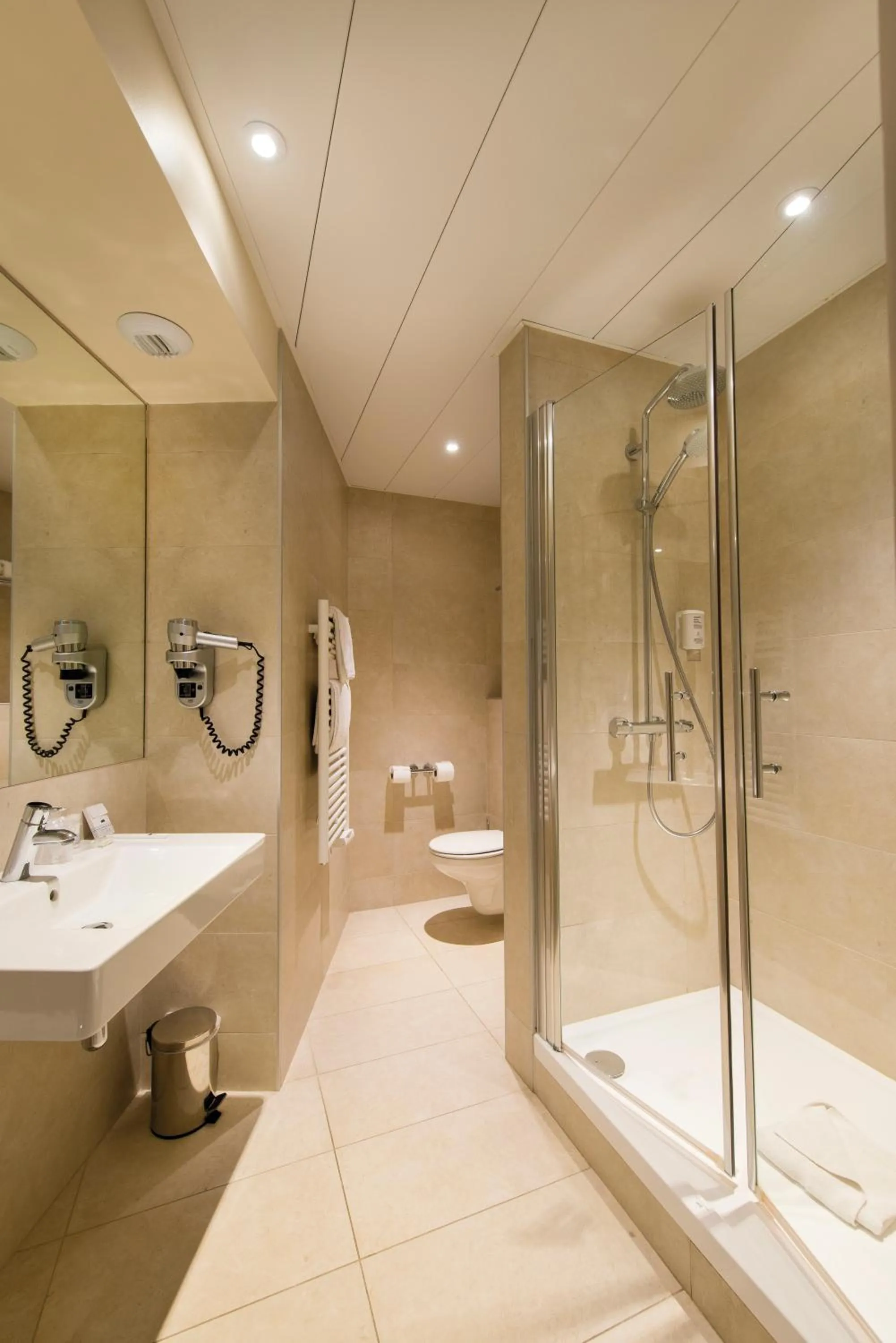 Bathroom in Hôtel Vacances Bleues Royal Westminster