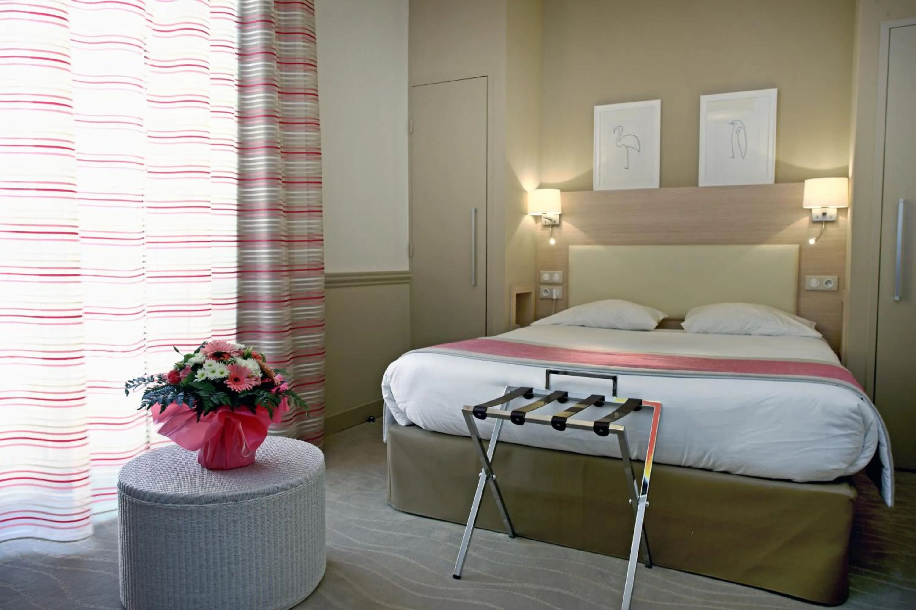 Photo of the whole room, Bed in Hôtel Vacances Bleues Royal Westminster