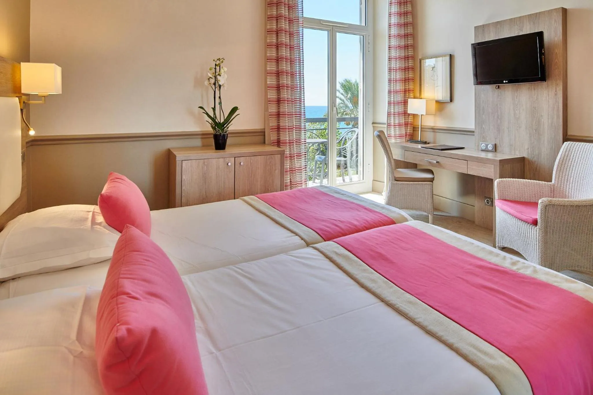 Bedroom, Bed in Hôtel Vacances Bleues Royal Westminster