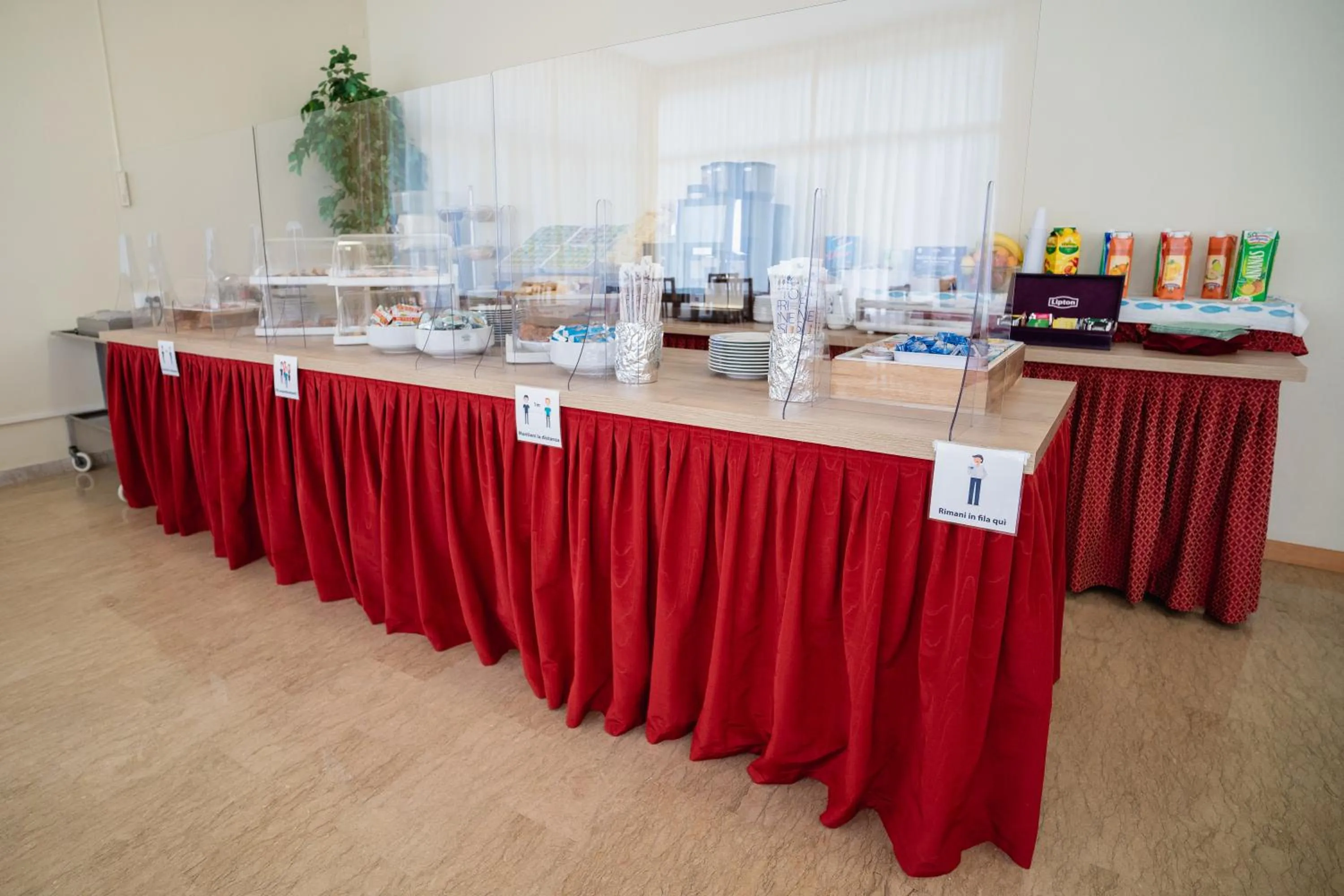 Restaurant/places to eat in Hotel Happy