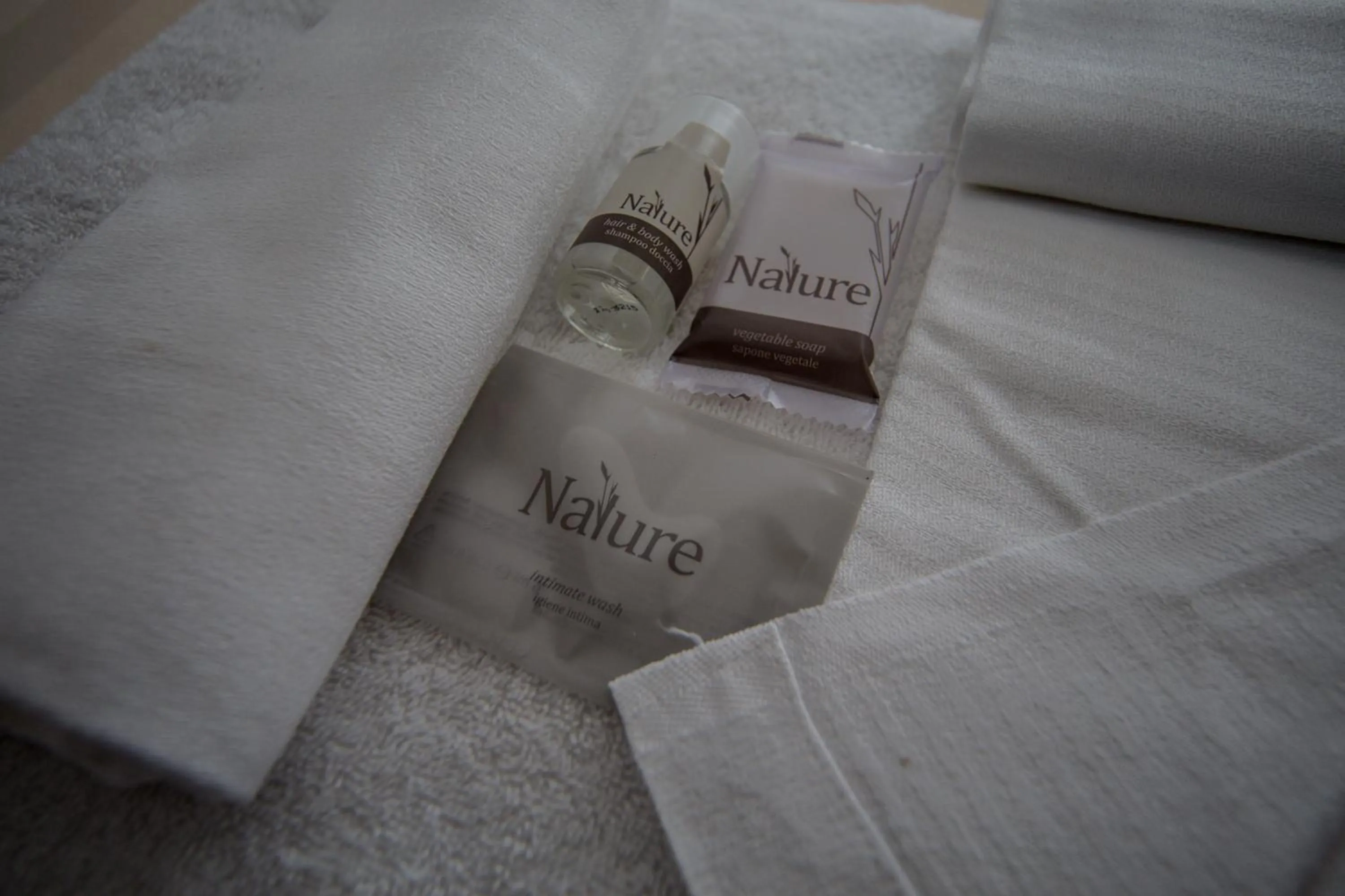 Bathroom, Bed in Hotel Porta Marmorea