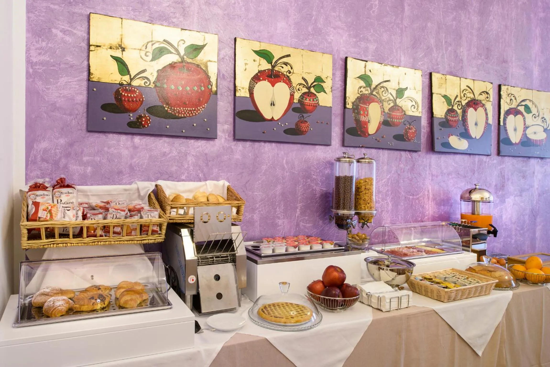 Buffet breakfast in Hotel Porta Marmorea