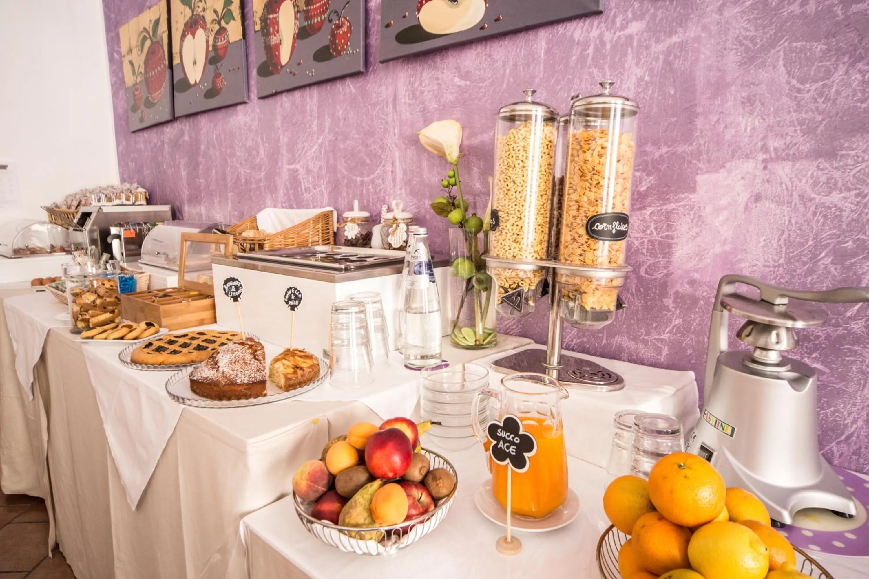 Food and drinks in Hotel Porta Marmorea