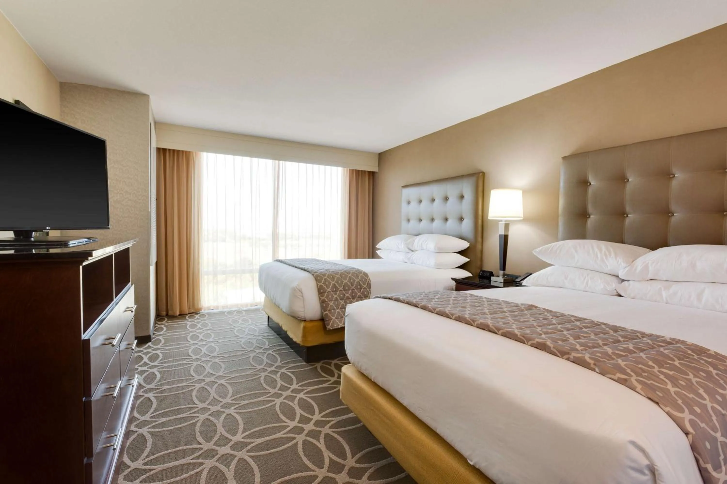 Photo of the whole room, Bed in Drury Inn & Suites Dallas Frisco