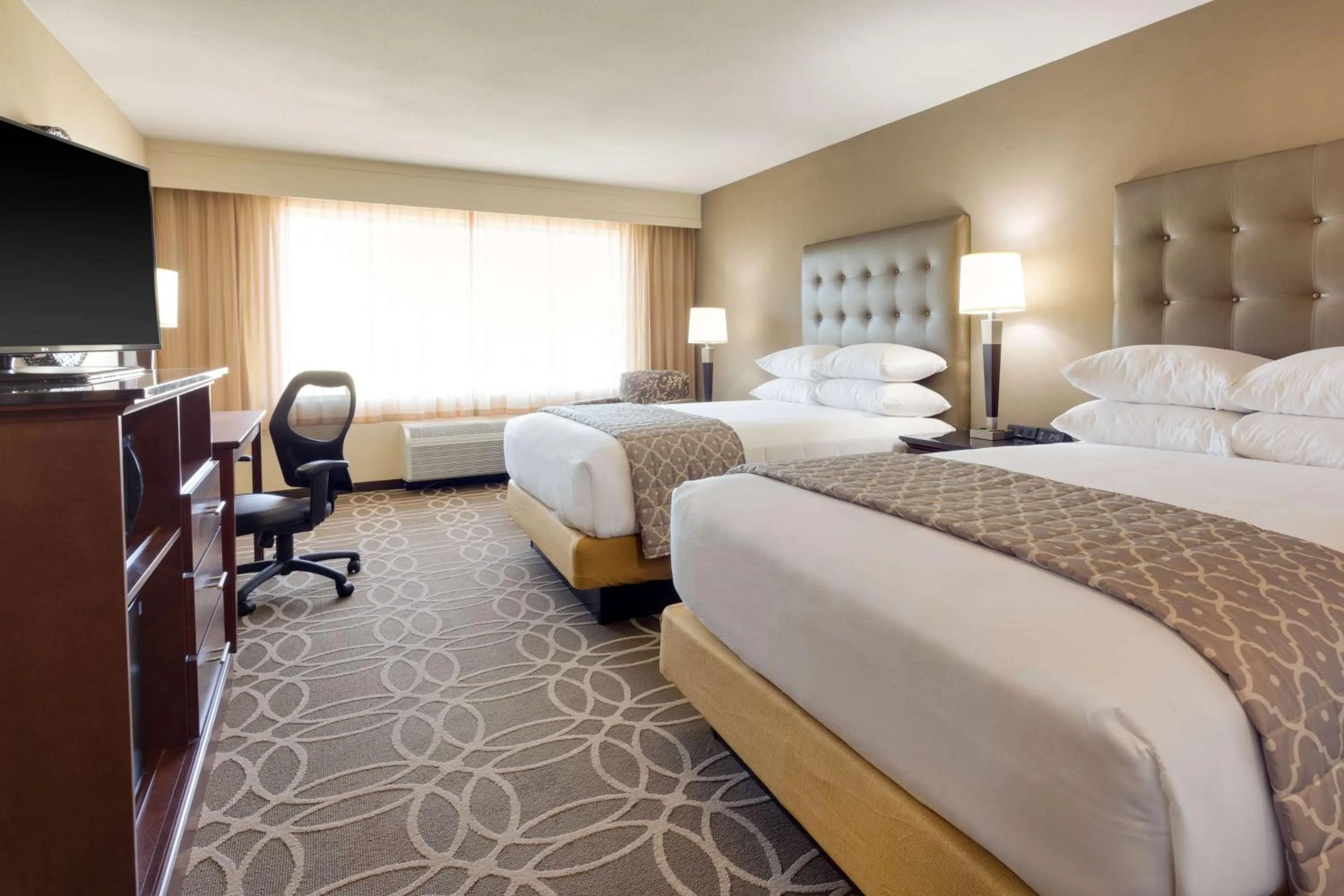 Photo of the whole room, Bed in Drury Inn & Suites Dallas Frisco