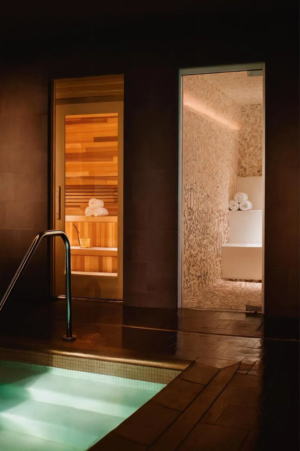 Hot Tub in Luxury Suites at Palms Place