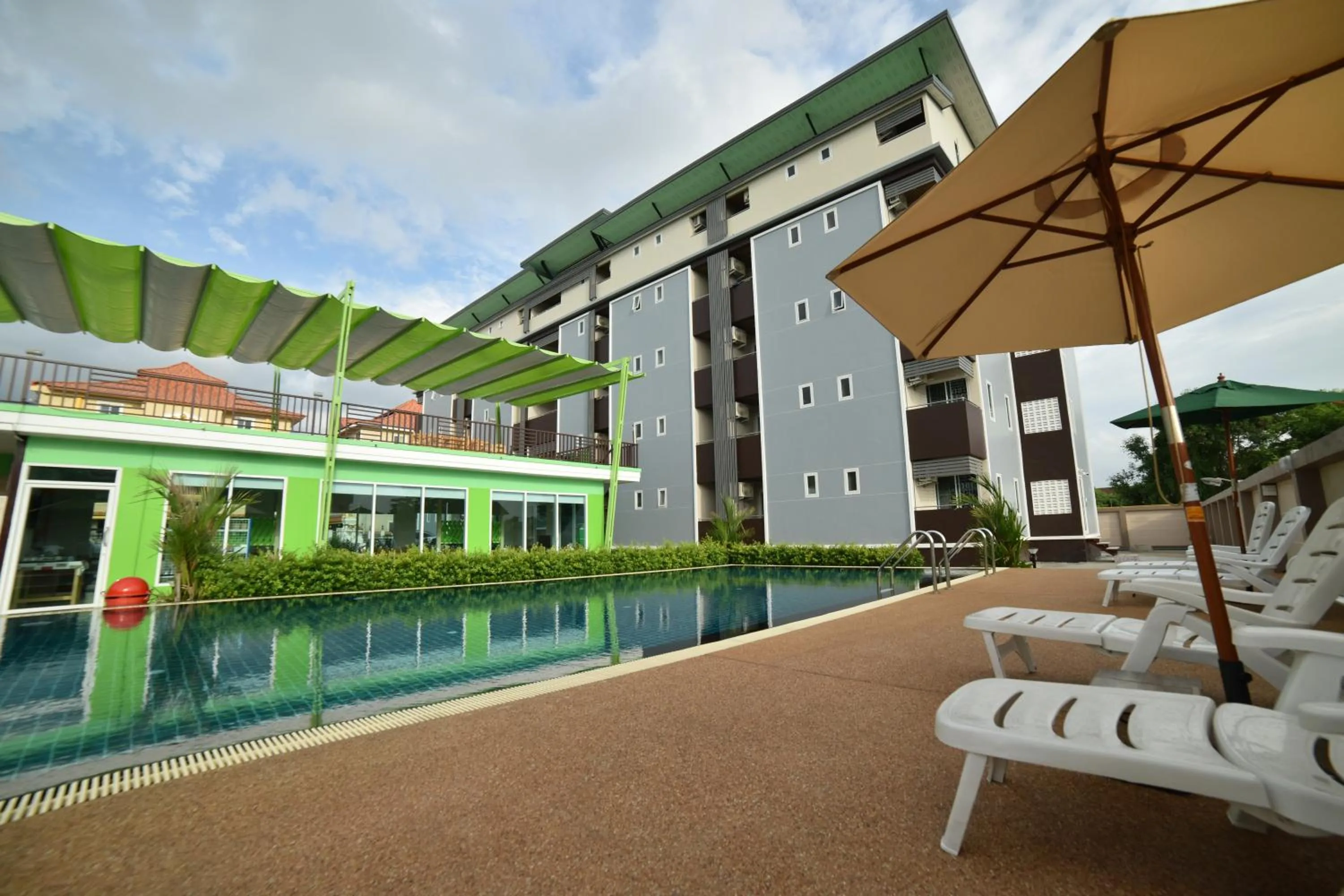 Swimming pool in Gold Airport Suites