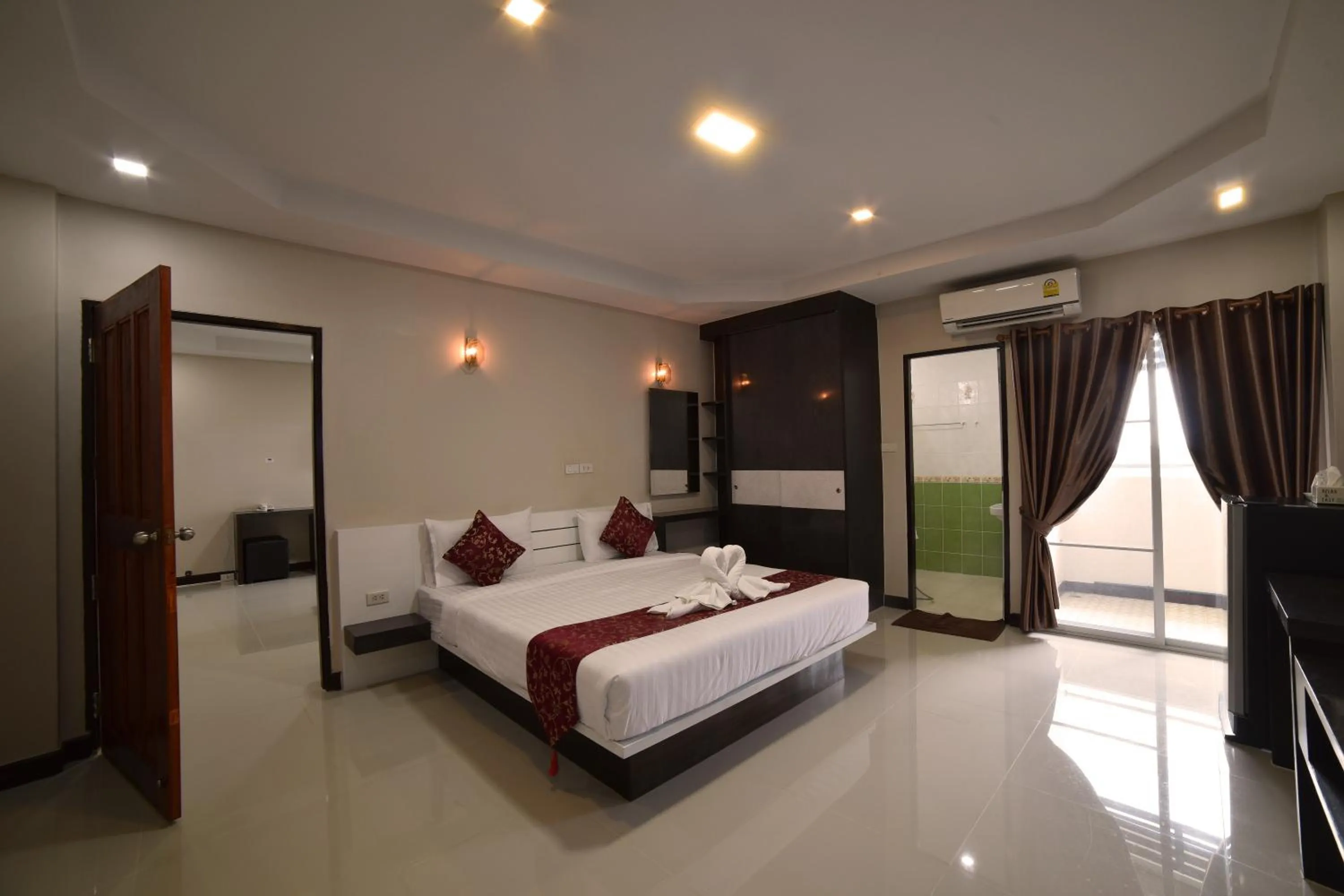 Photo of the whole room, Bed in Gold Airport Suites