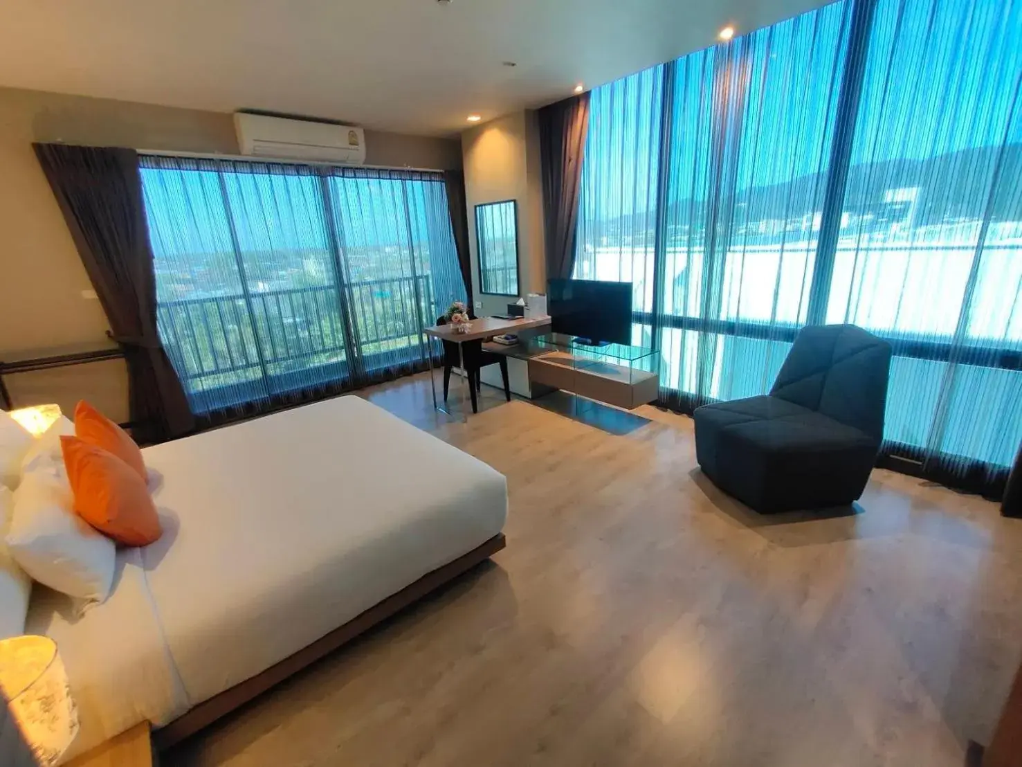 Deluxe Corner King Bed in Tonaoi Grand Hotel Deluxe Corner King Bed in Tonaoi Grand Hotel