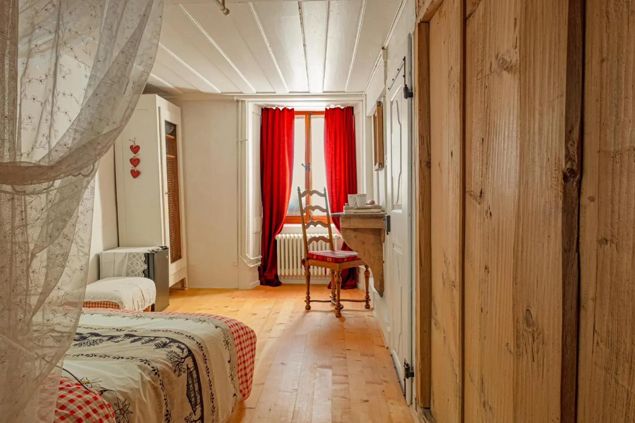 Double Room with Private Bathroom in Au soleil de Gruyères chez Chantal Double Room with Private Bathroom in Au soleil de Gruyères chez Chantal