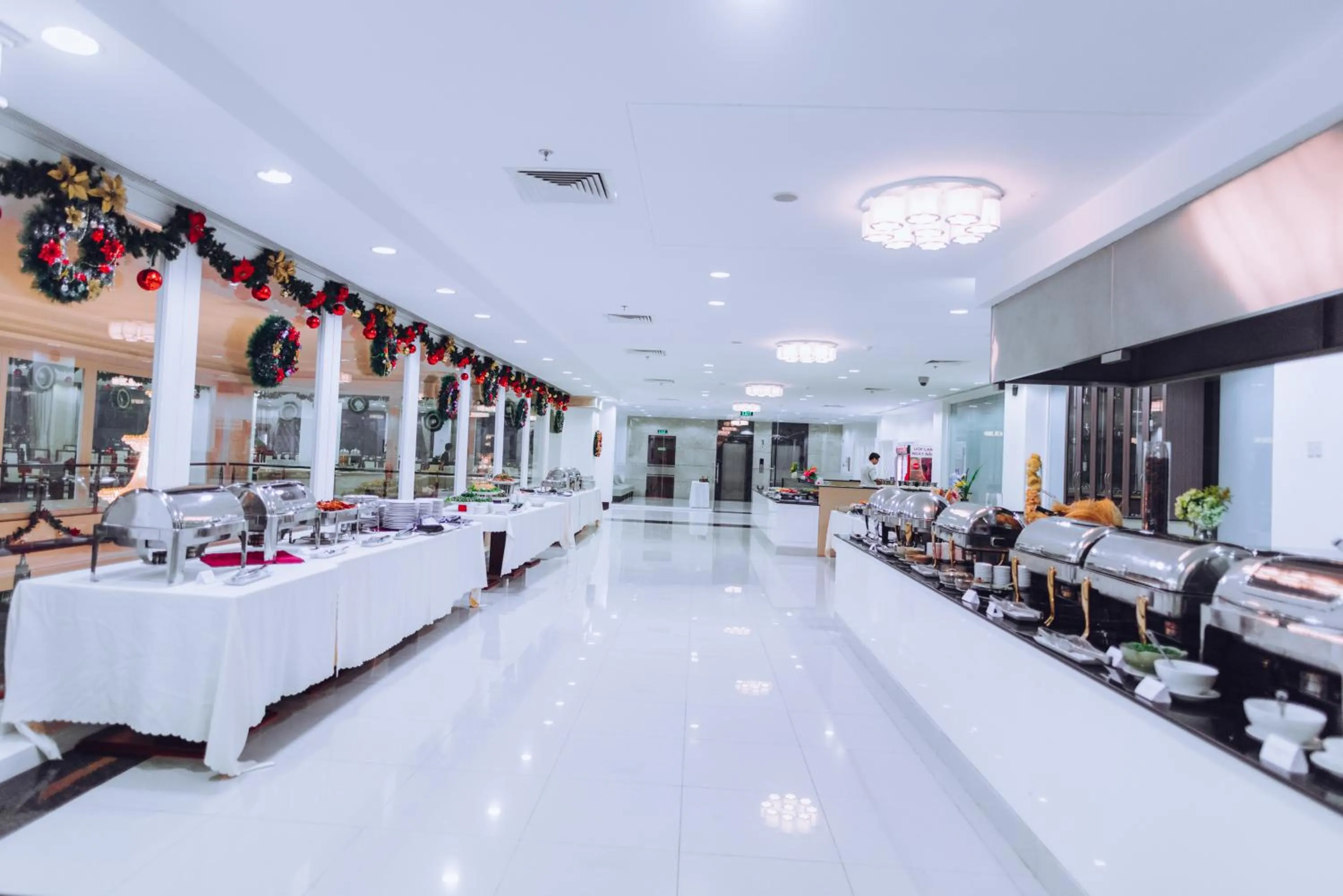 Restaurant/places to eat in Sunrise Hotel