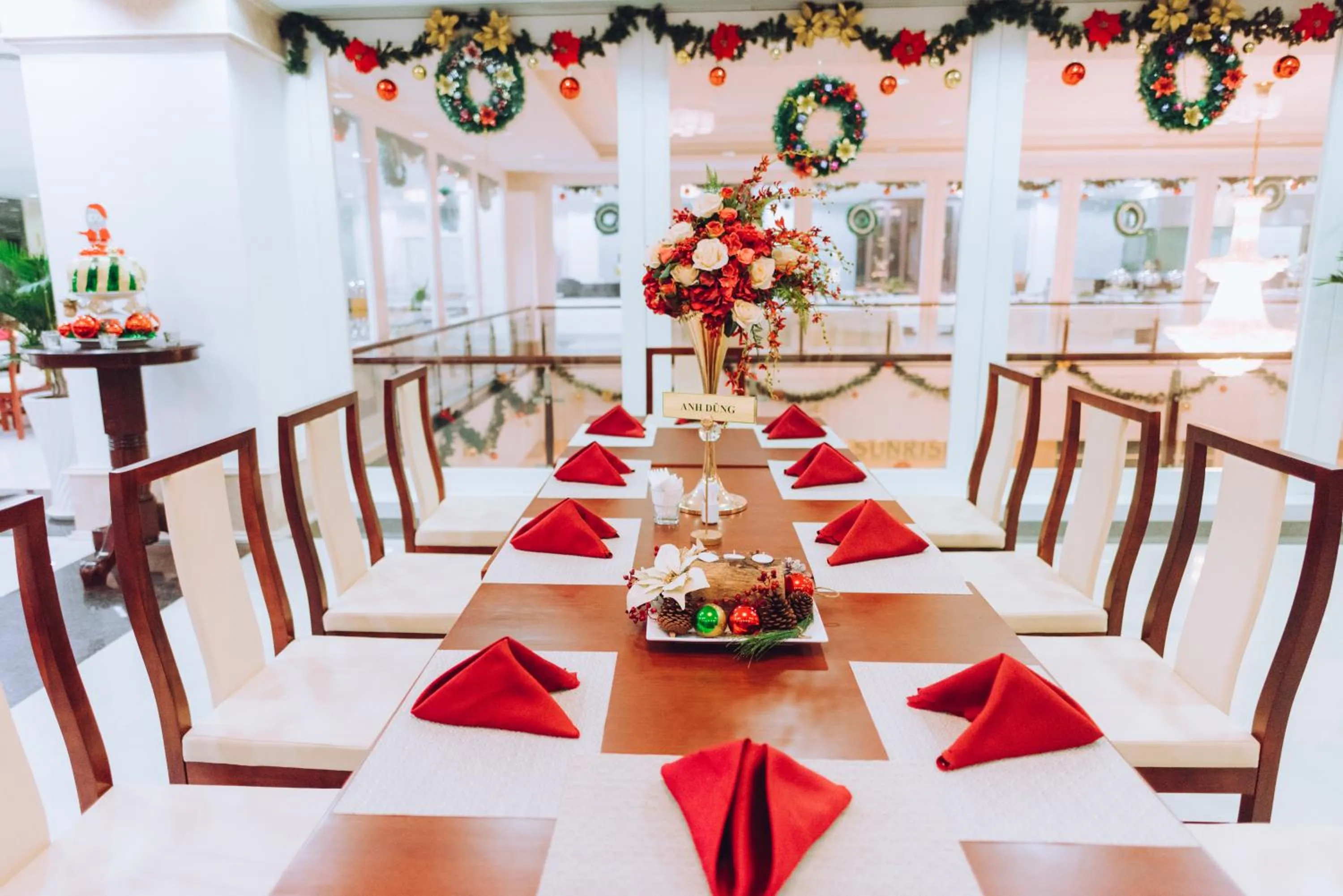 Restaurant/places to eat in Sunrise Hotel