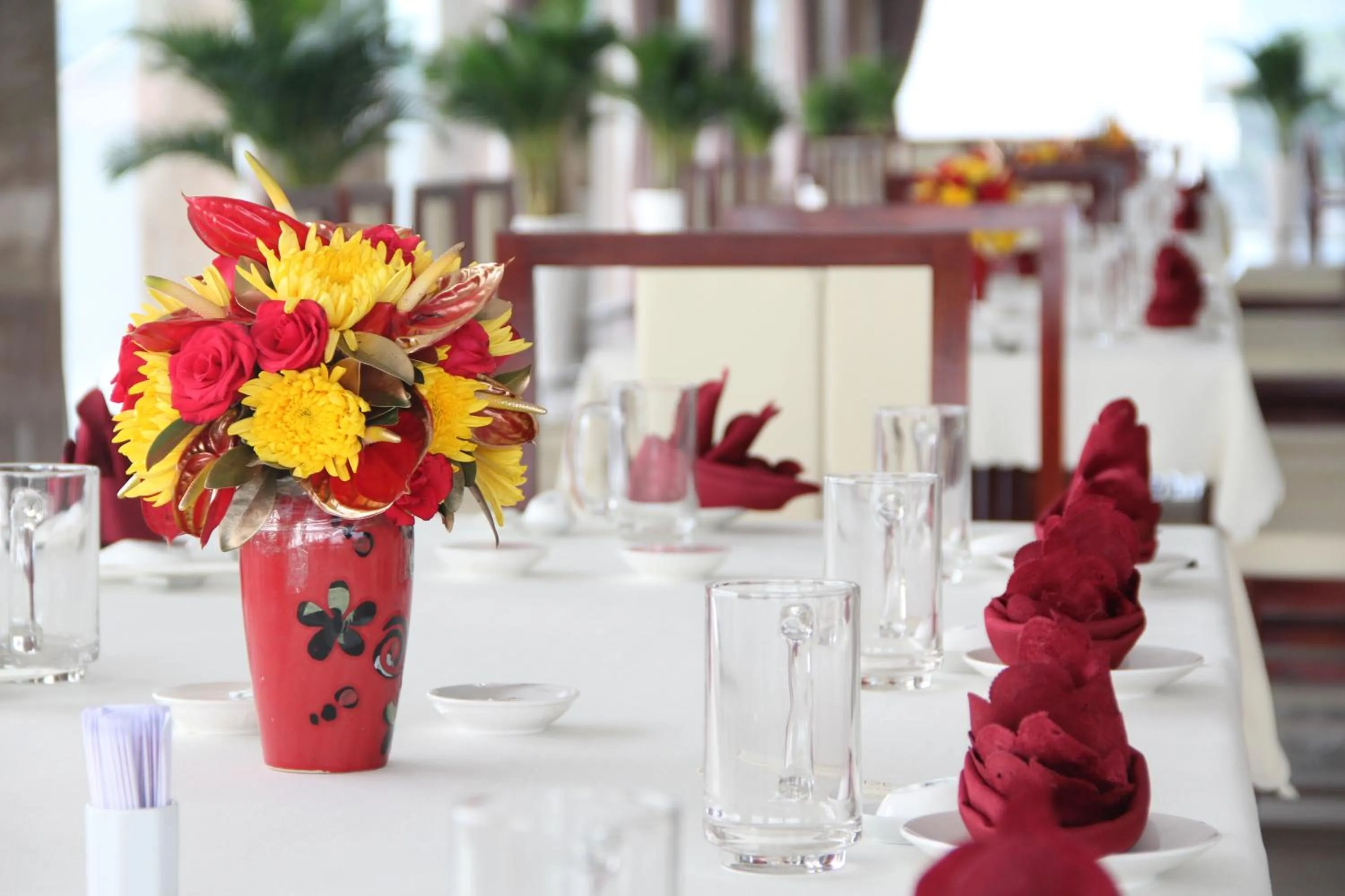 Restaurant/places to eat in Sunrise Hotel